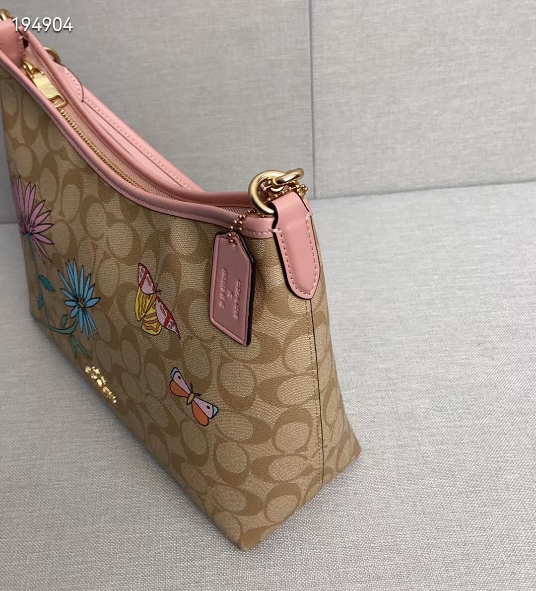 Coach Coach蔻驰最新款Laurel CU393 系列 XObsered限量款花朵蝴蝶印花非常漂亮 顶部带拉链