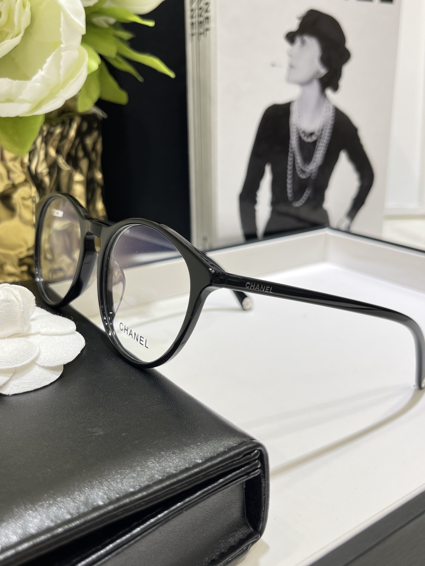 NO:635151,CH3413 frame is a plain frame with a white, rich and beautiful temperament. This frame is really good-looking on the face. It has a self-matched prescription and is of ZP-level quality. You can feel the texture in your hands.,,Cardia high-end jewelry19860909CH3413镜框 自带白富美气质的素颜框 这副上脸真的很好看,自配度数 zp级品质,质感到手就感受到.,,卡迪亚高端饰品,Jewelry