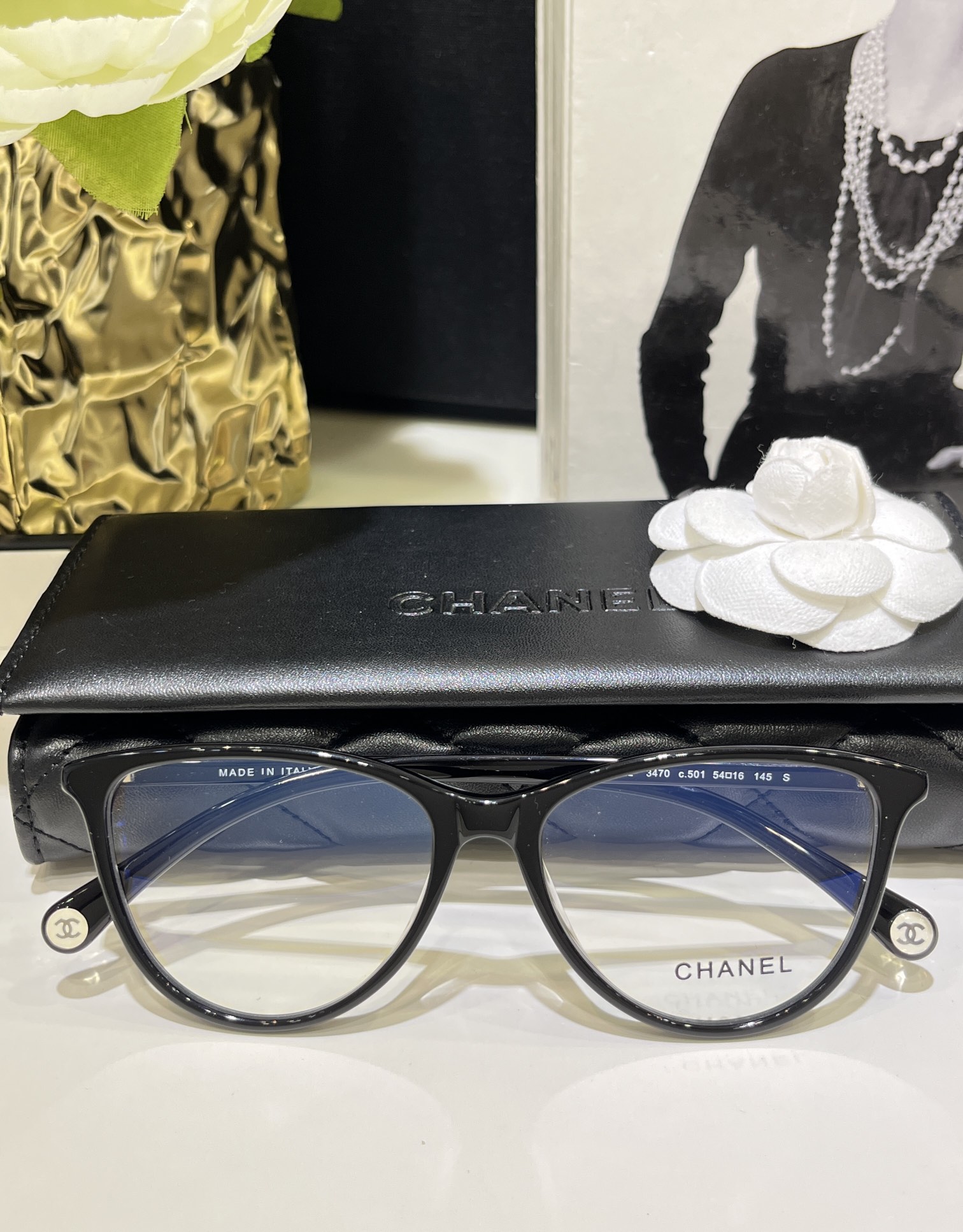 NO:635154,CH3470 frame is a plain frame with a white, rich and beautiful temperament. This frame is really beautiful on the face. It has its own prescription and is of ZP-level quality. You can feel the texture in your hands.,,Cardia high-end jewelry19860909CH3470镜框 自带白富美气质的素颜框 这副上脸真的很好看,自配度数 zp级品质,质感到手就感受到.,,卡迪亚高端饰品,Jewelry