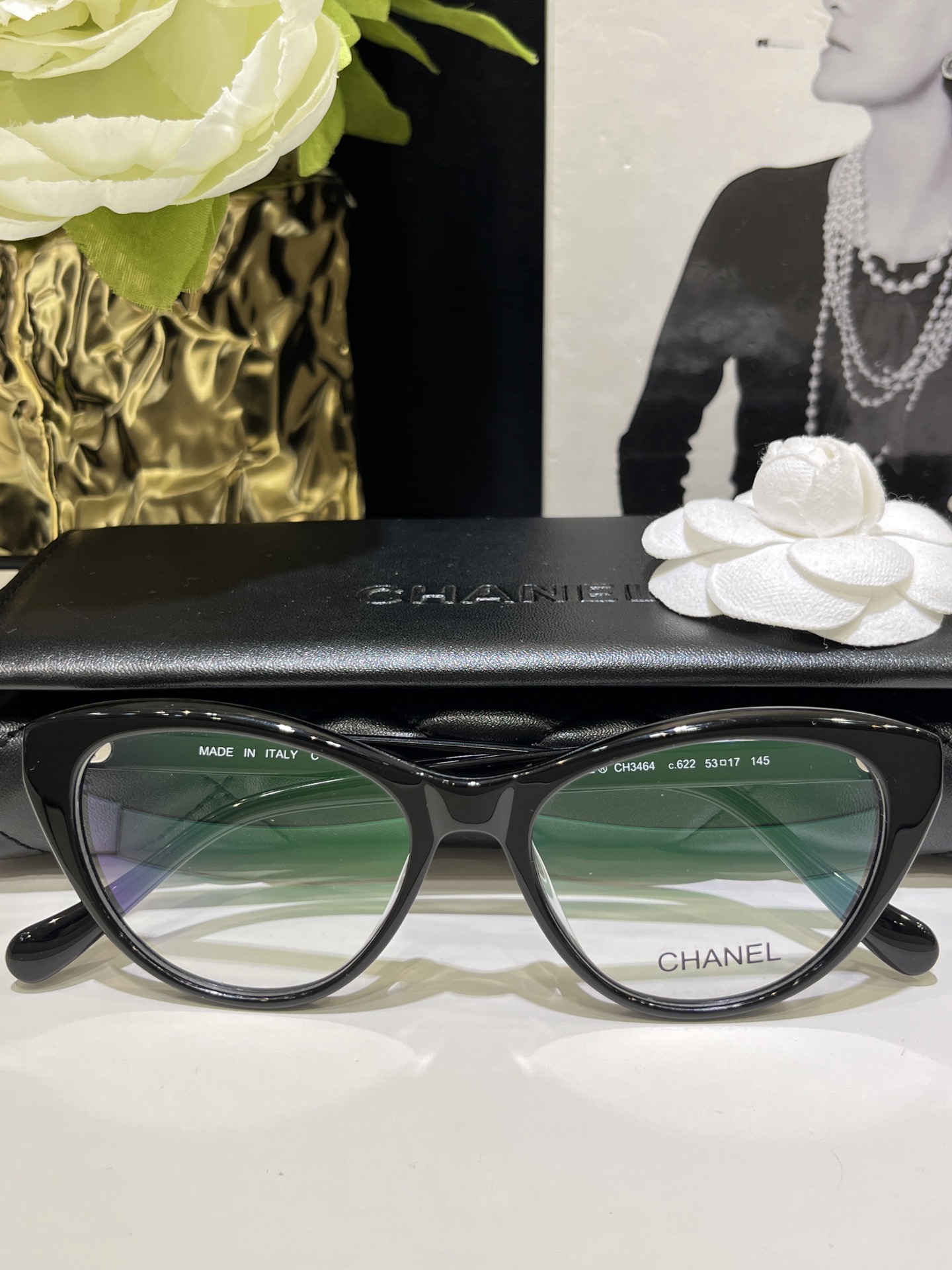 NO:635157,CH3464 frame is a plain frame with a white, rich and beautiful temperament. This cat-eye frame makes the face look upward, loving, retro and exquisite. It has self-matched prescription and ZP-level quality. The texture can be felt in your hands.,,Cardia high-end jewelry19860909CH3464镜框 自带白富美气质的素颜框 这幅猫眼修饰脸型上扬,爱心复古精致 自配度数 zp级品质,质感到手就感受到.,,卡迪亚高端饰品,Jewelry