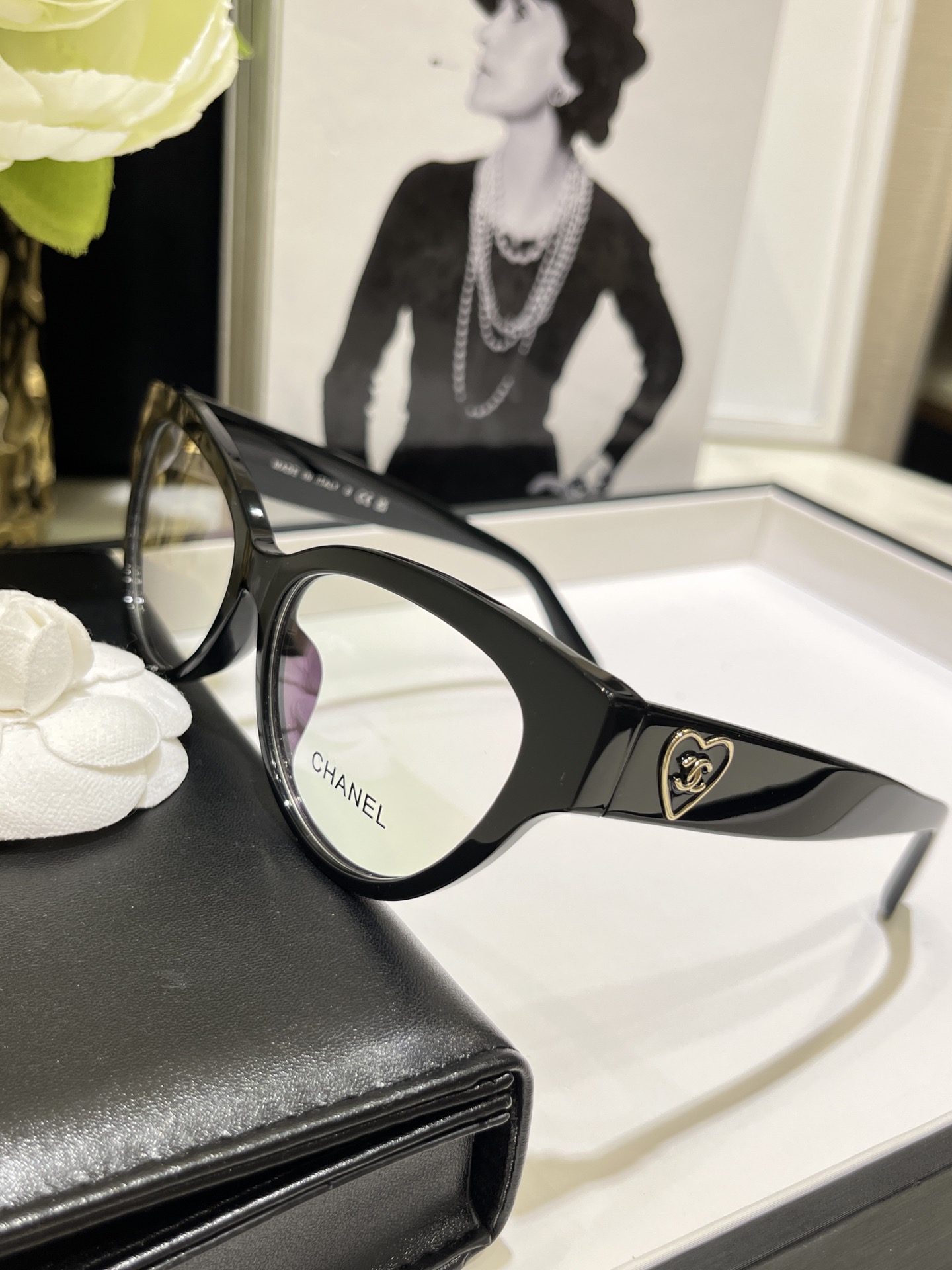 NO:635160,CH3436 frame is a plain frame with a white, rich and beautiful temperament. This pair has a retro and western look. It has its own prescription and is of ZP-level quality. You can feel the texture in your hands.,,Cardia high-end jewelry19860909CH3436镜框 自带白富美气质的素颜框 这副上脸复古洋气.自配度数 zp级品质,质感到手就感受到.,,卡迪亚高端饰品,Jewelry
