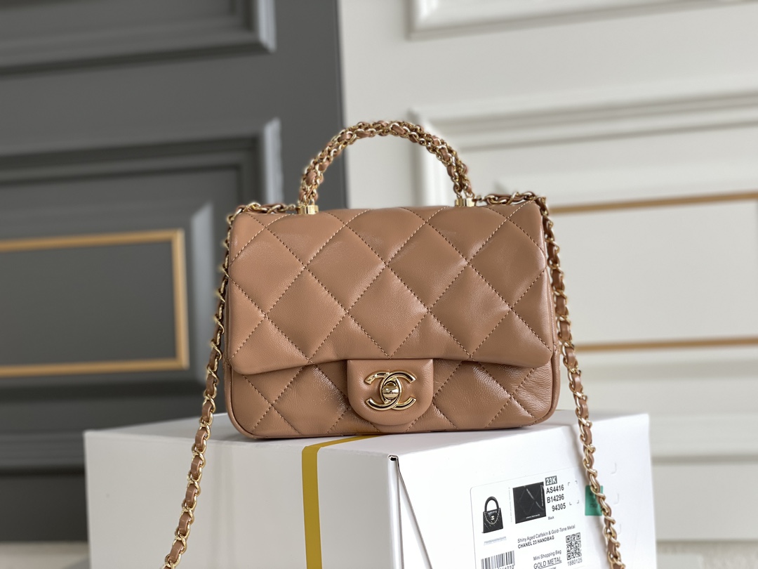 Chanel Borse Messenger Colore tè al latte Platino Bianco Hardware oro Pelle d'agnello di pecora Collezione Autunno/Inverno Fashion Catene