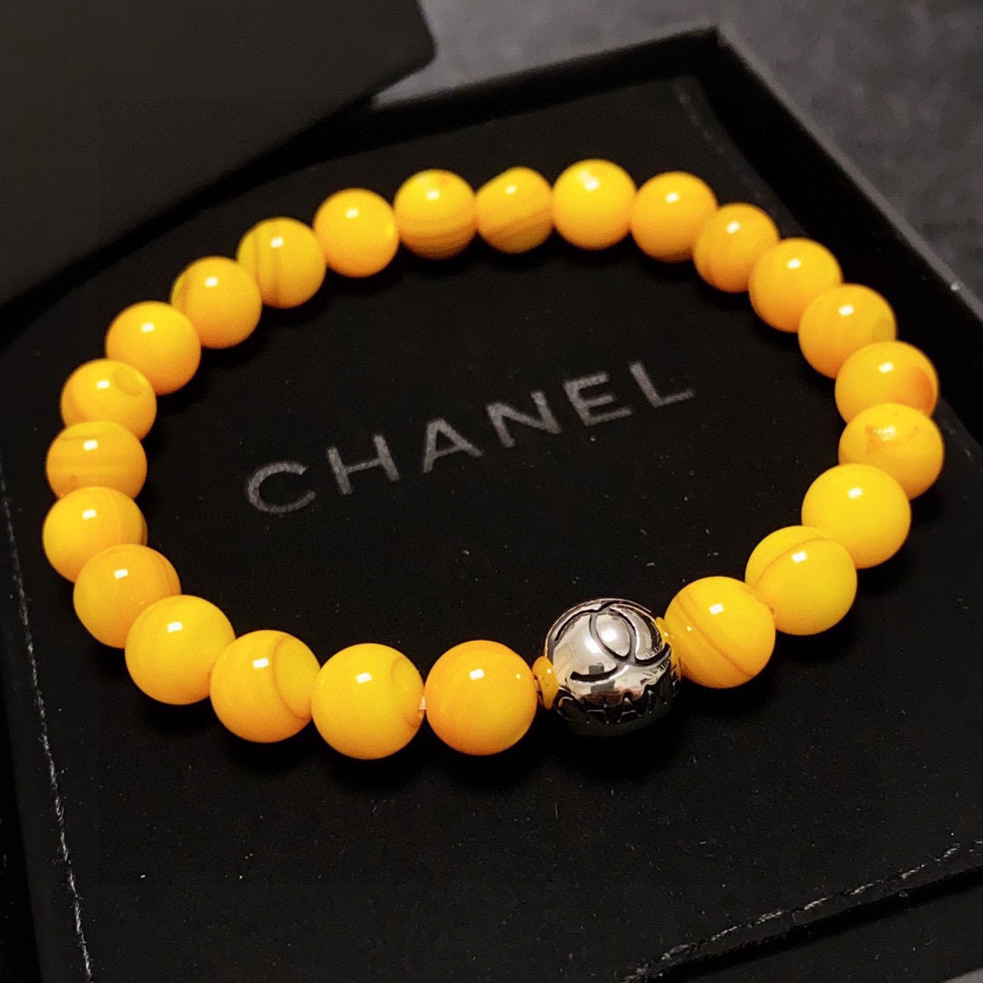NO:107884,Chanel Chanel letter double C high-end natural imported beautiful chicken oil beeswax bracelet!  It looks white and thick!  The classic and popular products of Thousand Years Amber and Ten Thousand Years of Beeswax are coming. The brand of Big Brand is absolutely omniscient among fashionable women. It is a well-known brand that is always popular when the years are shipped. It is a well-known brand that is synchronized with authentic molds. It has exclusive high-end quality and super good selling and sought-after neutral models for both men and women!  Elastic rope, jewelry quality, chanel, chanel, bracelet19860909香奈儿Chanel字母双C高级突天然进口绝美鸡油蜜蜡手链！显白厚实感十足！千年琥珀、万年蜜蜡经典火热爆款来袭大牌香奶奶这个品牌在时尚女性当中绝对无所不知都知道它的经典与岁月逢出货必火的一个知名品牌同步专柜正品开模独家高端品质超好卖超抢手中性款男女都可佩戴！有弹力绳,饰品精品,chanel,chanel,bracelet,Jewelry