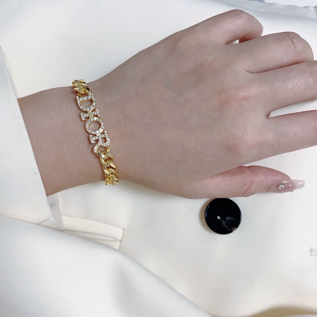 NO:107887,Dior CD letter bracelet!  Dior letters with golden diamonds are very simple and content. The chains with consistent ZP specifications need to be specially customized. The length can be adjusted. If you use Temetxian, you will definitely regret it if you don’t buy it. Essentials. Essentials are fine jewelry, dior, dior, bracelet19860909迪奥CD字母手链！Dior字母金色满钻非常简约又有内容的一款手链,一致ZP规格的链条,都是需要特别定制的,长短可以调节,上手特美特仙,不买你绝对会后悔的一款单品,饰品精品,dior,dior,bracelet,Jewelry