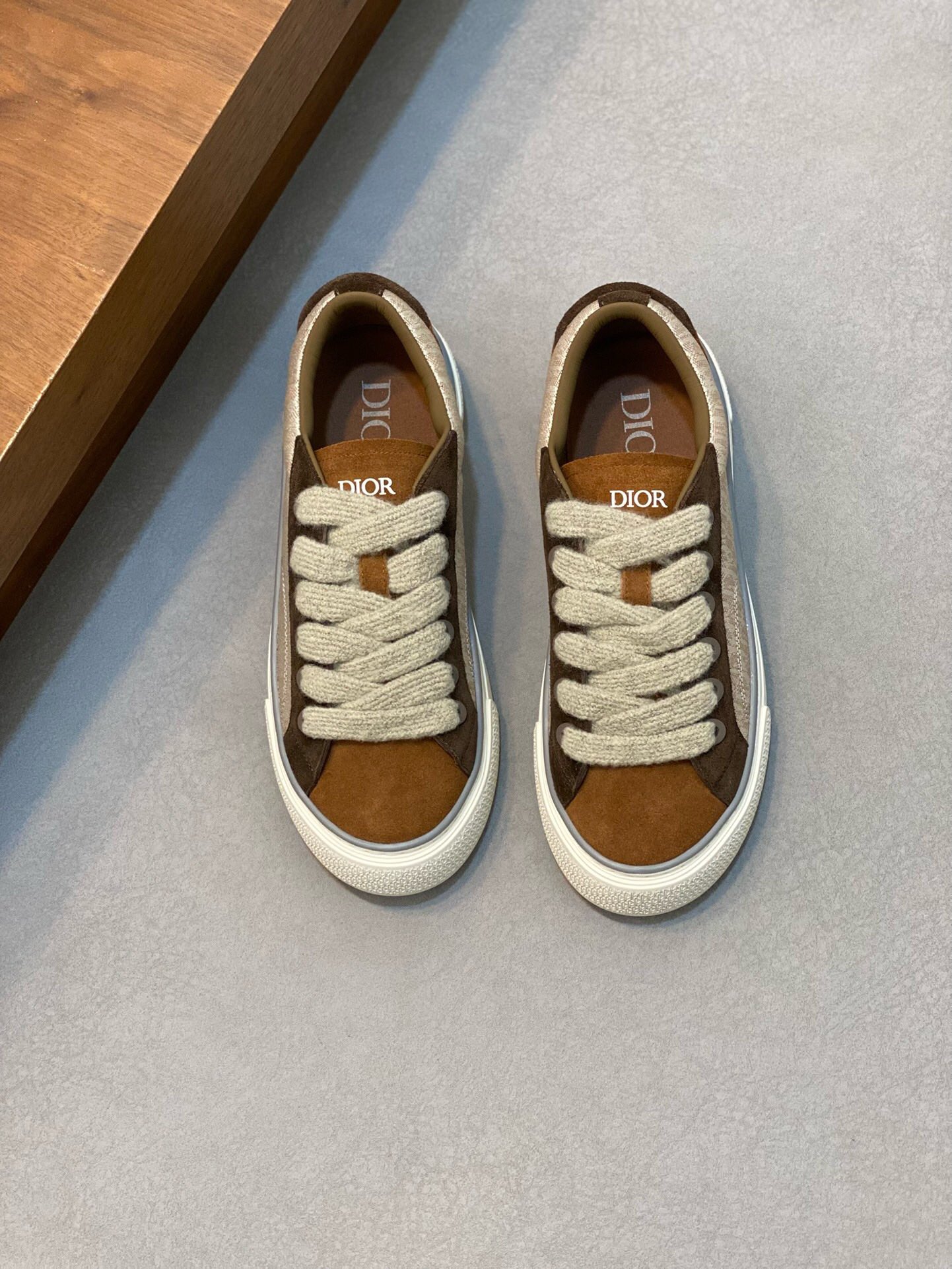 NO:218823,Brand Dior color original color matching, code number 39-44 customized 38.45 price Material Dior new casual shoes!  The details of the fashionable layout are impeccable, using cowhide with mesh patchwork to make comfortable and sweat-absorbing mesh. The foot pad feels comfortable and has excellent quality. Dior casual shoes, dior, dior, cowhide19860909品牌Dior 颜色原版配色 码数39-44定做38.45 价格 材质迪奥新款休闲鞋！时尚潮流的版面细节无可挑剔采用牛皮搭配网布拼接制作舒适吸汗的网布垫脚脚感舒适品质优越,Dior休闲鞋,dior,dior,cowhide,Men's shoes