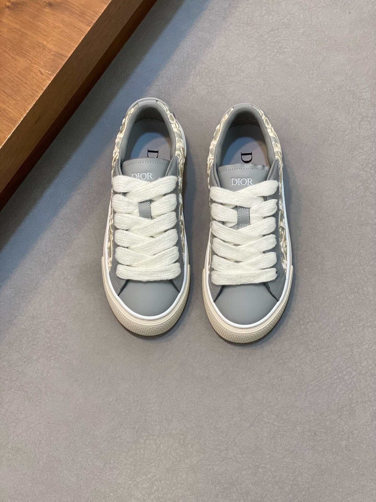 NO:218949,Brand Dior color original color matching, code number 39-44 customized 38.45 price Material Dior new casual shoes!  The details of the fashionable layout are impeccable, using cowhide with mesh patchwork to make comfortable and sweat-absorbing mesh. The foot pad feels comfortable and has excellent quality. Dior casual shoes, dior, dior, cowhide19860909品牌Dior 颜色原版配色 码数39-44定做38.45 价格 材质迪奥新款休闲鞋！时尚潮流的版面细节无可挑剔采用牛皮搭配网布拼接制作舒适吸汗的网布垫脚脚感舒适品质优越,Dior休闲鞋,dior,dior,cowhide,Men's shoes