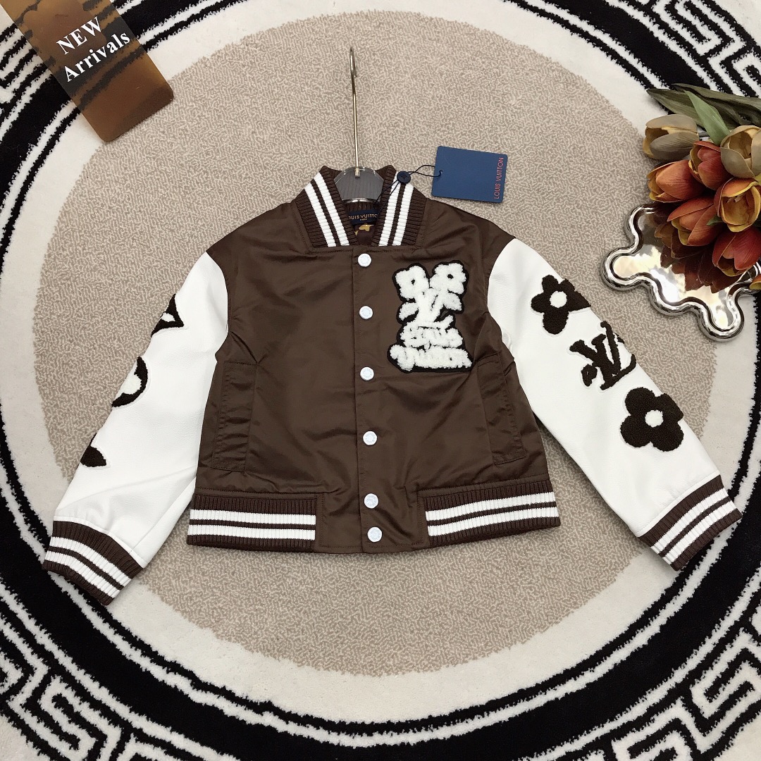 NO:209572,Size 100/1 110/2 150/1 LOUI* & VUITTO* baseball suit~color block series products~ new autumn and winter jackets children's cotton jackets Multi-part pattern puzzle design Three-dimensional towel velvet feel Inner color logo print matching It is made of dense slim and soft and delicate suede fabric with high-end pu leather sleeves High-density ribbed neckline cuffs Men and women's style Soft and comfortable Skin-friendly and breathable Fashionable and recognizable Simple and comfortable, special price, louis vuitton, jackets & coats, jackets & coats, chamois leather,19860909尺码100/1 110/2 150/1 LOUI* & VUITTO*棒球服～拼色系列产品～秋冬新款夹克儿童棉服外套 多处图案拼图设计 立体毛巾绒手感 内里彩色logo印花搭配 采用密集的纤细而柔软细腻的麂皮面料搭配袖子高端pu皮料打造 高密度罗纹领口袖口 男女同款 手感柔软舒适 亲肤透气 时尚又有辨识度 简单舒适,特价款,louis vuitton,jackets & coats,jackets & coats,chamois leather,,Children's