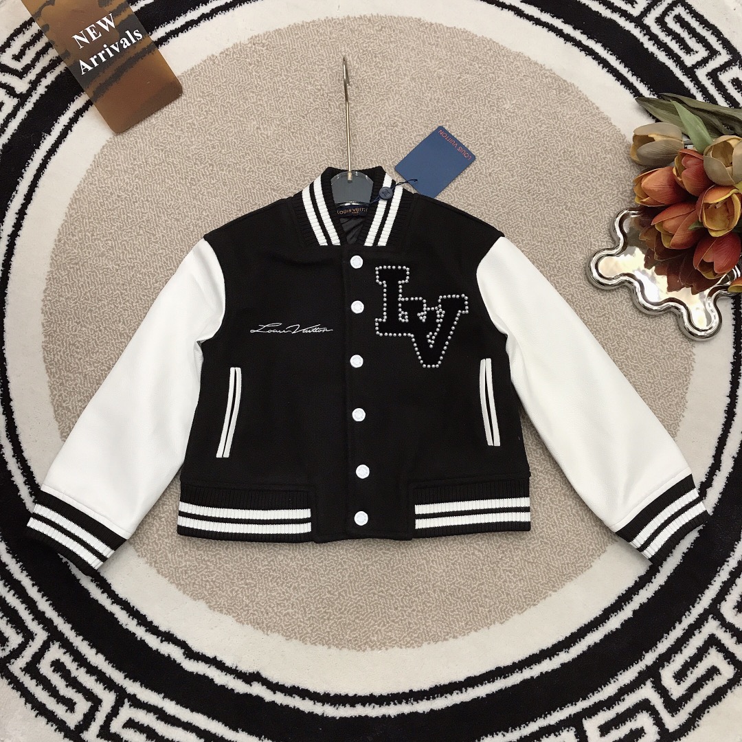 NO:209579,Size 100/1 120/1 LOUI* & VUITTO* baseball uniform cotton jacket~color block series~ new autumn and winter jacket children's cotton jacket Original button logo engraving Three-dimensional woven logo on the back. It is made of dense, slender and delicate suede fabric with high-end pu leather with sleeves High-density ribbed neckline cuff splicing. The same style for men and women, soft and comfortable, skin-friendly and breathable, fashionable and recognizable. Simple and comfortable, special price, louis vuitton, jackets & coats, jackets & coats, chamois leather,19860909尺码100/1 120/1 LOUI* & VUITTO*棒球服夹棉夹克～拼色系列产品～秋冬新款夹克儿童棉服外套 原版纽扣logo刻字 后背立体编制logo 采用密集的纤细而柔软细腻的麂皮面料搭配袖子高端pu皮料打造 高密度罗纹领口袖口拼接 男女同款 手感柔软舒适 亲肤透气 时尚又有辨识度 简单舒适,特价款,louis vuitton,jackets & coats,jackets & coats,chamois leather,,Children's