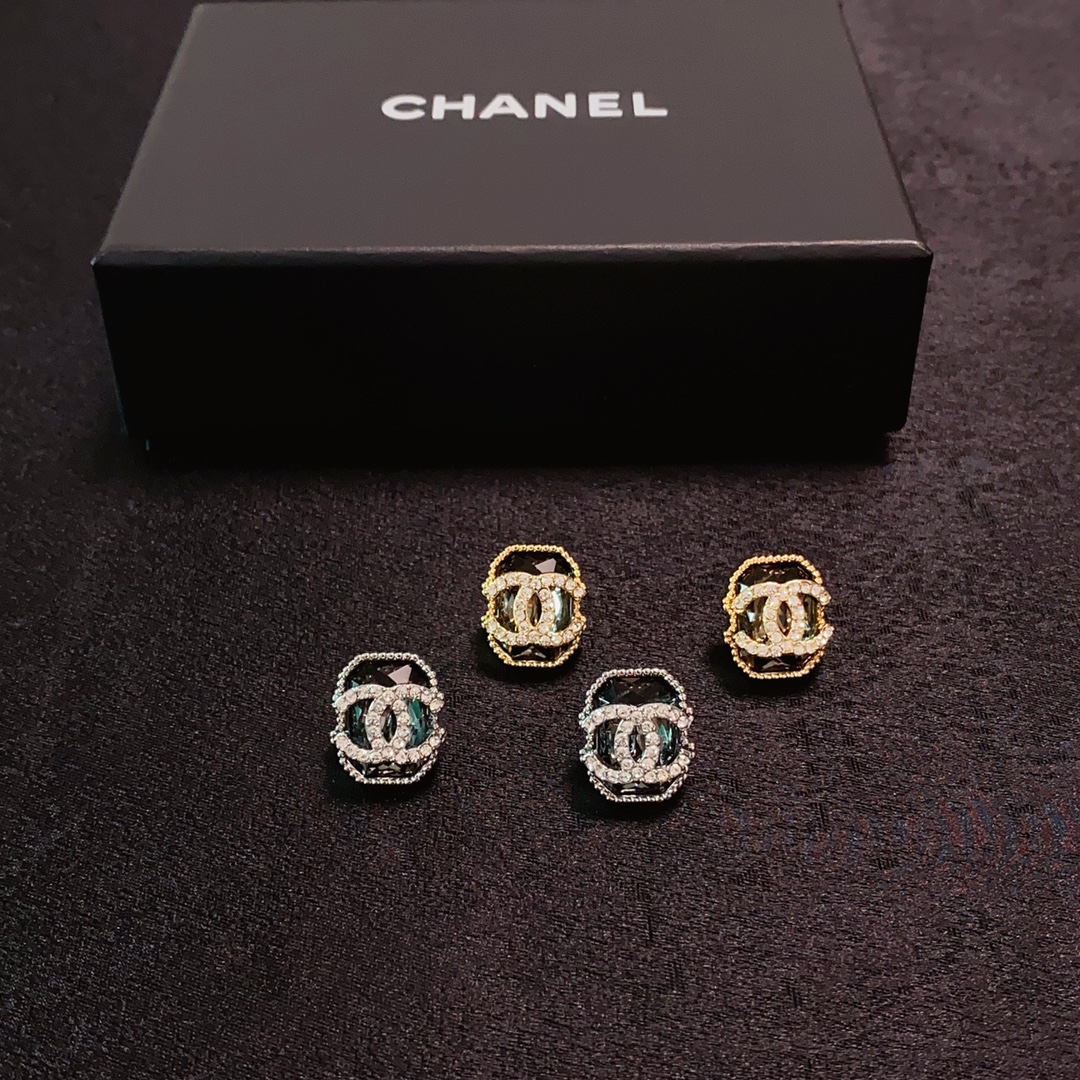 小香 CHANEL新品 个性时尚满钻双C耳钉😌搭配水钻满满的😍级别 品质 优雅大方精工设计 非常修饰脸型 青春活力 一眼就被这款吸引了 非 9