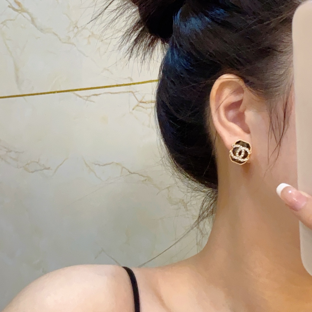 小香 CHANEL新品 个性时尚满钻双C耳钉😌搭配水钻满满的😍级别 品质 优雅大方精工设计 非常修饰脸型 青春活力 一眼就被这款吸引了 非 2