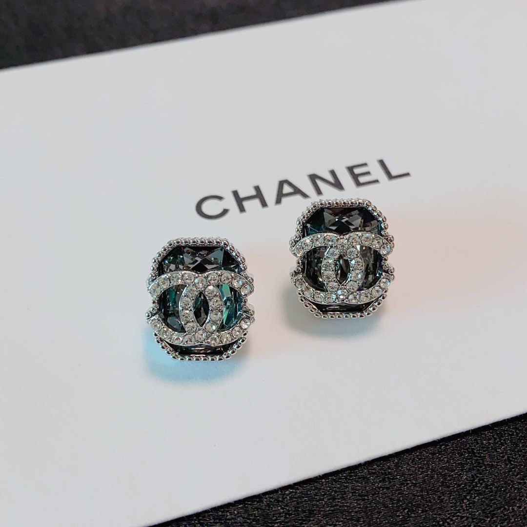 小香 CHANEL新品 个性时尚满钻双C耳钉😌搭配水钻满满的😍级别 品质 优雅大方精工设计 非常修饰脸型 青春活力 一眼就被这款吸引了 非 6