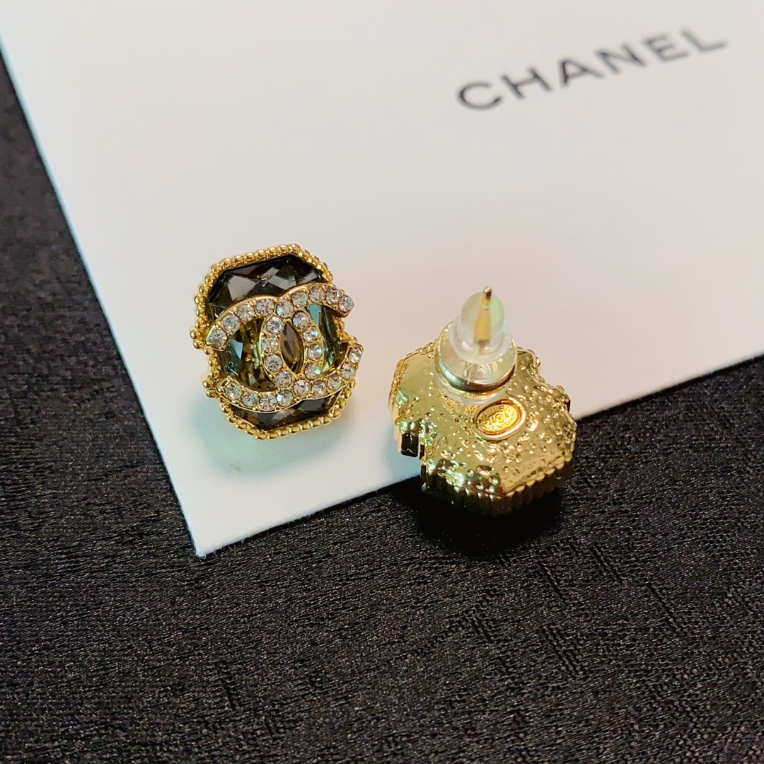 小香 CHANEL新品 个性时尚满钻双C耳钉😌搭配水钻满满的😍级别 品质 优雅大方精工设计 非常修饰脸型 青春活力 一眼就被这款吸引了 非 5
