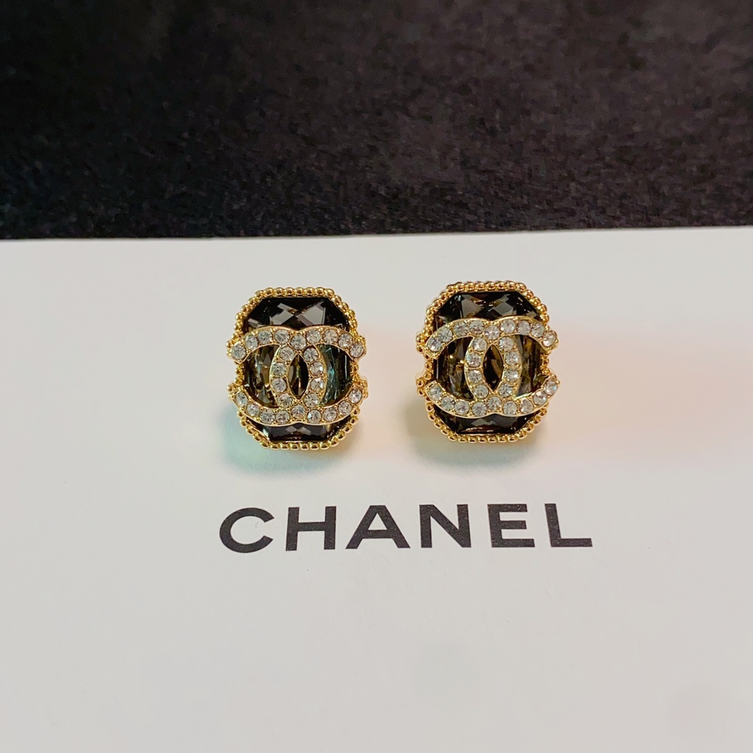 小香 CHANEL新品 个性时尚满钻双C耳钉😌搭配水钻满满的😍级别 品质 优雅大方精工设计 非常修饰脸型 青春活力 一眼就被这款吸引了 非 4