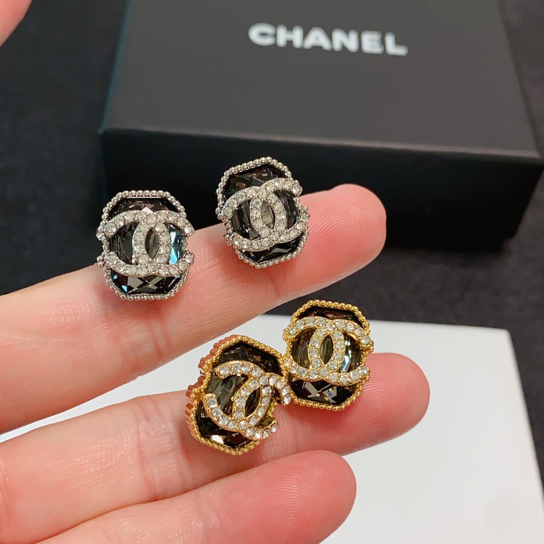 小香 CHANEL新品 个性时尚满钻双C耳钉😌搭配水钻满满的😍级别 品质 优雅大方精工设计 非常修饰脸型 青春活力 一眼就被这款吸引了 非 8
