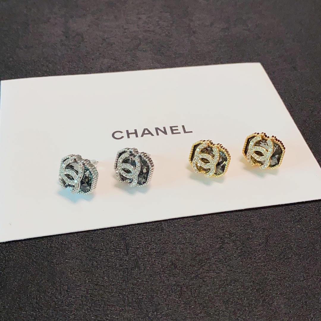 小香 CHANEL新品 个性时尚满钻双C耳钉😌搭配水钻满满的😍级别 品质 优雅大方精工设计 非常修饰脸型 青春活力 一眼就被这款吸引了 非 3
