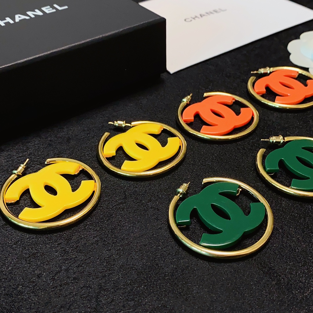 Chanel 小香双C简约橙色、黄色、绿色亚克力大耳圈耳钉🌺这款耳环真的超级美👗看着设计简单👍但是佩戴效果好看到爆👍就连我这种小耳垂的也很ok zp黄 2