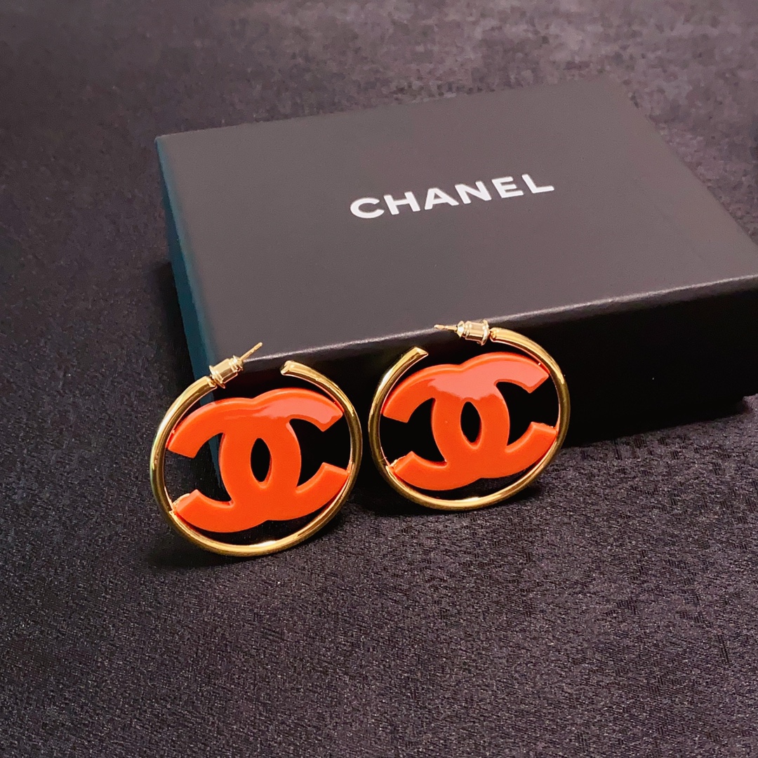 Chanel 小香双C简约橙色、黄色、绿色亚克力大耳圈耳钉🌺这款耳环真的超级美👗看着设计简单👍但是佩戴效果好看到爆👍就连我这种小耳垂的也很ok zp黄 7