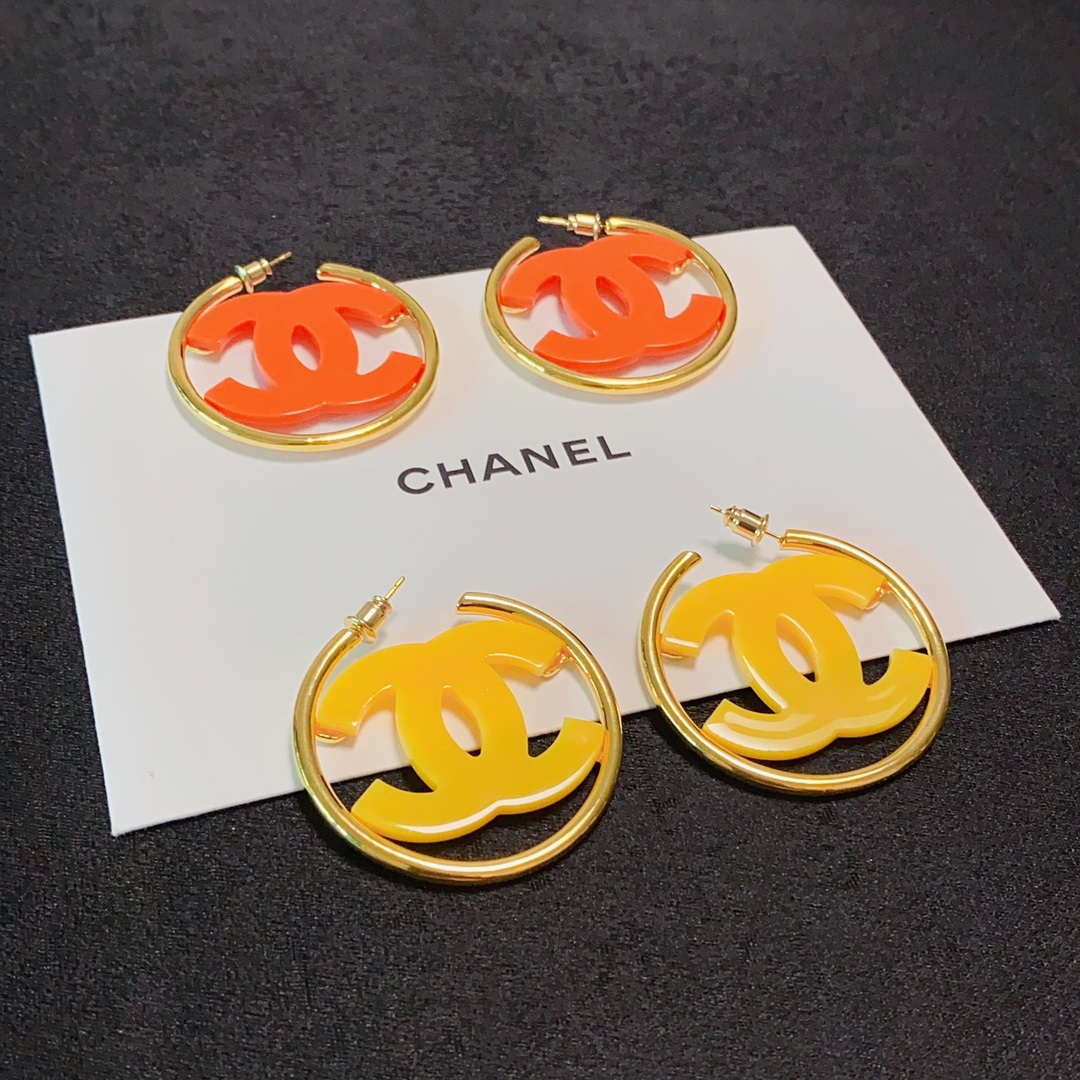 Chanel 小香双C简约橙色、黄色、绿色亚克力大耳圈耳钉🌺这款耳环真的超级美👗看着设计简单👍但是佩戴效果好看到爆👍就连我这种小耳垂的也很ok zp黄 3