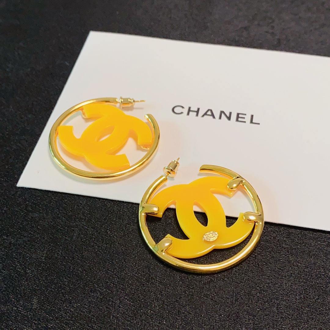 Chanel 小香双C简约橙色、黄色、绿色亚克力大耳圈耳钉🌺这款耳环真的超级美👗看着设计简单👍但是佩戴效果好看到爆👍就连我这种小耳垂的也很ok zp黄 5