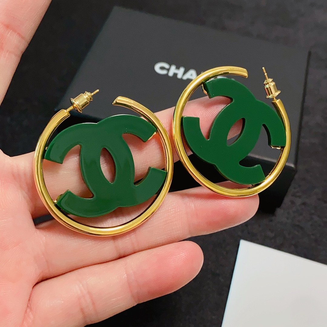 Chanel 小香双C简约橙色、黄色、绿色亚克力大耳圈耳钉🌺这款耳环真的超级美👗看着设计简单👍但是佩戴效果好看到爆👍就连我这种小耳垂的也很ok zp黄 8