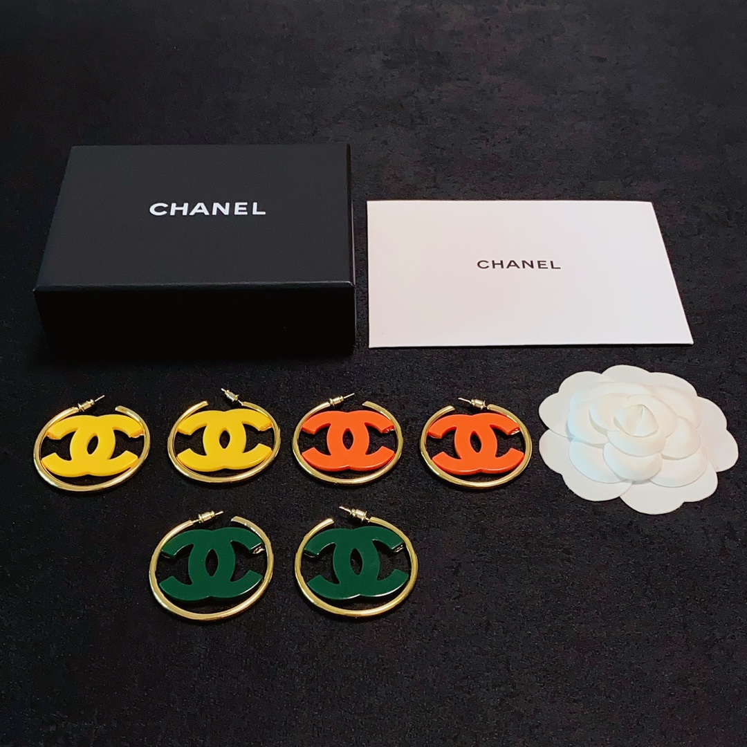 NO:107868,Chanel Xiaoxiang Double C Simple Orange, Yellow, Green Acrylic Large Earrings Studs This earring is really super beautiful. It looks simple in design but has a good wearing effect. Even the small earlobes like me are very okzp brass material. The upper ears are super elegant and elegant, and the accessories are boutique, chanel, earrings19860909Chanel 小香双C简约橙色、黄色、绿色亚克力大耳圈耳钉这款耳环真的超级美看着设计简单但是佩戴效果好看到爆就连我这种小耳垂的也很okzp黄铜材质 上耳超气质优雅,饰品精品,chanel,earrings,Jewelry