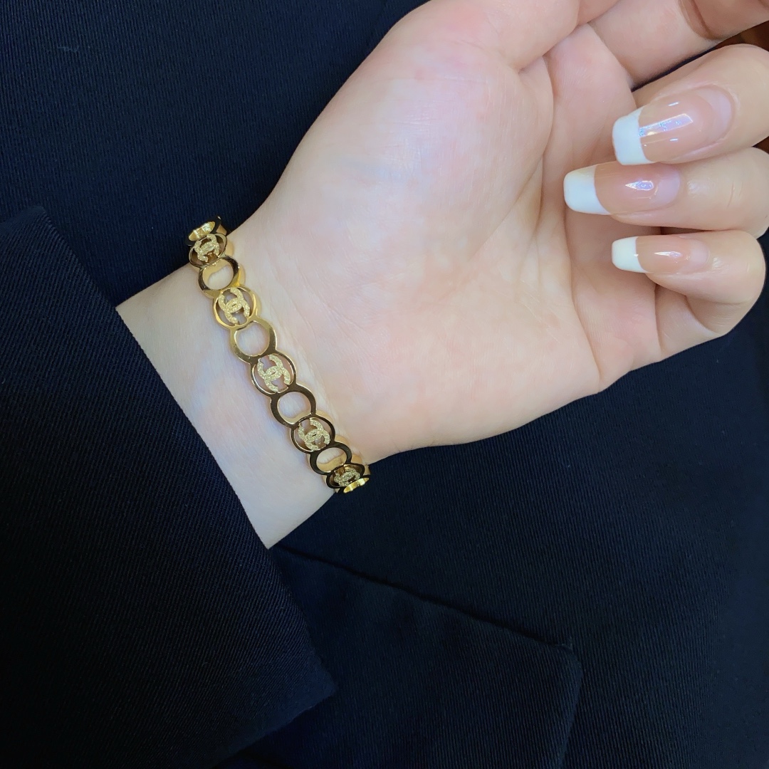 NO:107621,Xiaohongshu recommends the popular Xiaoxiang new hollow diamond-inlaid double-c letter bracelet Chanel Chanel high-quality bracelet super heavy industry bling bling bling, the color matching is very good and high-end, the goddess temperament is high-end, the fine steel material is not allergic to fade. One to one exquisite craftsmanship, the classic charm, the cost-effectiveness is a must-have choice, jewelry quality, chanel, chanel, bracelet19860909小红书推荐爆款小香新款镂空镶钻双c字母手镯香奈儿Chanel高品质手镯超重工bling bling,颜色搭配得非常好高级感 女神气质高端 精钢材质不过敏不褪色.一比一精美工艺,经典至极的魅物,性价比高 必备必入之选,饰品精品,chanel,chanel,bracelet,Jewelry