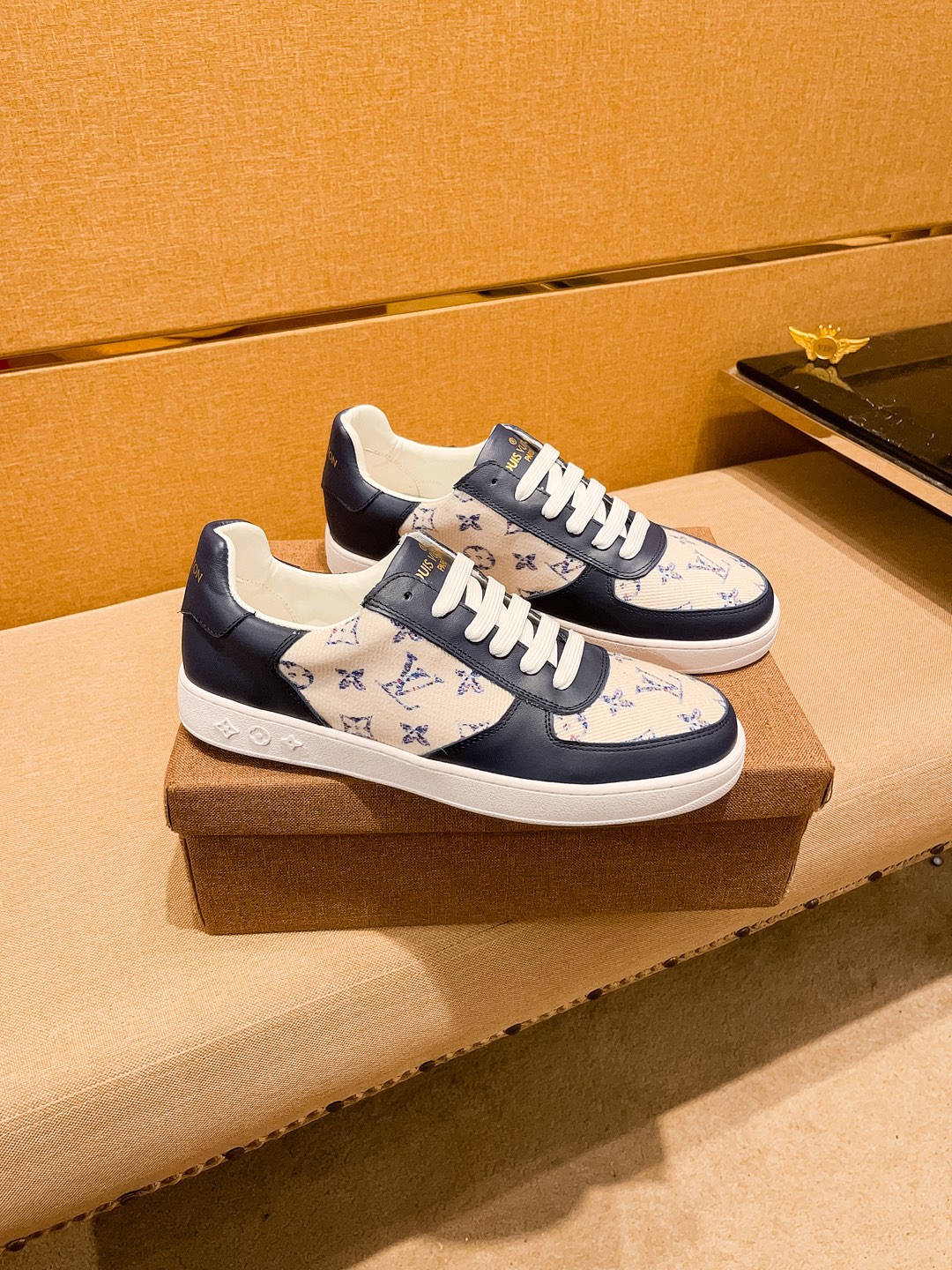 NO:347203,【LV】 Louis Vuitton men's shoes high-end brand Official website 11's latest masterpiece upper is made of imported Italian cowhide with comfortable and breathable inner original non-slip and wear-resistant outsole, making walking more convenient and comfortable!  Exclusive new style, amazing work, beautiful 11 ​​replica [color] compared to the official quality!  Create a fashionable personality to set off your uniqueness!  A must-have for trendy men! Classic size: 38-44 Color 2 colors available, louis vuitton, louis vuitton, cowhide19860909【 LV】 路易威登 男鞋高端品牌 官网11最新力作鞋面采用意大利进口头层牛皮搭配舒适透气内里原版防滑耐磨大底制作,让行走更加便捷舒适！独家新款,惊世之作,与官方的质量相比美的11复刻[色]！打造时尚个性衬托你的与众不同！潮男必备!经典尺码:38-44 颜色 2色可选,,louis vuitton,louis vuitton,cowhide,Men's shoes