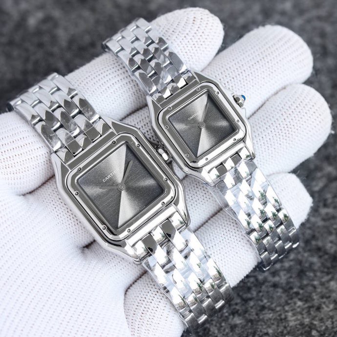 NO:619401,The Taiwanese Cartier Cheetah series is gorgeous and unruly, which is the aesthetic style conveyed by the Cheetah. It has smooth lines, charming, and soft fit on the wrist, as if dancing on the skin. The unique shape highlights the mature, elegant, confident and attractive female image. The case is formed in one piece, the small size is equipped with Swiss Ronda 1032 movement, the medium size 751 Swiss movement, Lambo fish eye glass, 316L stainless steel case, inlaid with diamonds  , The head is inlaid with a blue spinel, sword-shaped blued steel hands, three degrees waterproof, size 27 x 37 mm, 22*30 mm, two sizes.,,cartier19860909台湾厂卡地亚猎豹系列,华丽而不羁,是猎豹所传达的美学风格.它线条流畅,魅惑动人,柔软服帖于腕间,宛若在肌肤上翩翩起舞.独特的造型彰显成熟优雅、自信动人的女性形象. 表壳一体成型,小号配置瑞士朗达1032机芯,中号751瑞士机芯,兰宝鱼眼玻璃,316L精钢壳套,镶嵌钻石 ,把头镶嵌一颗蓝色尖晶石,剑形烤蓝钢指针,三度防水,尺寸27 x 37毫米,22*30毫米,二个尺寸.,,cartier,Watch