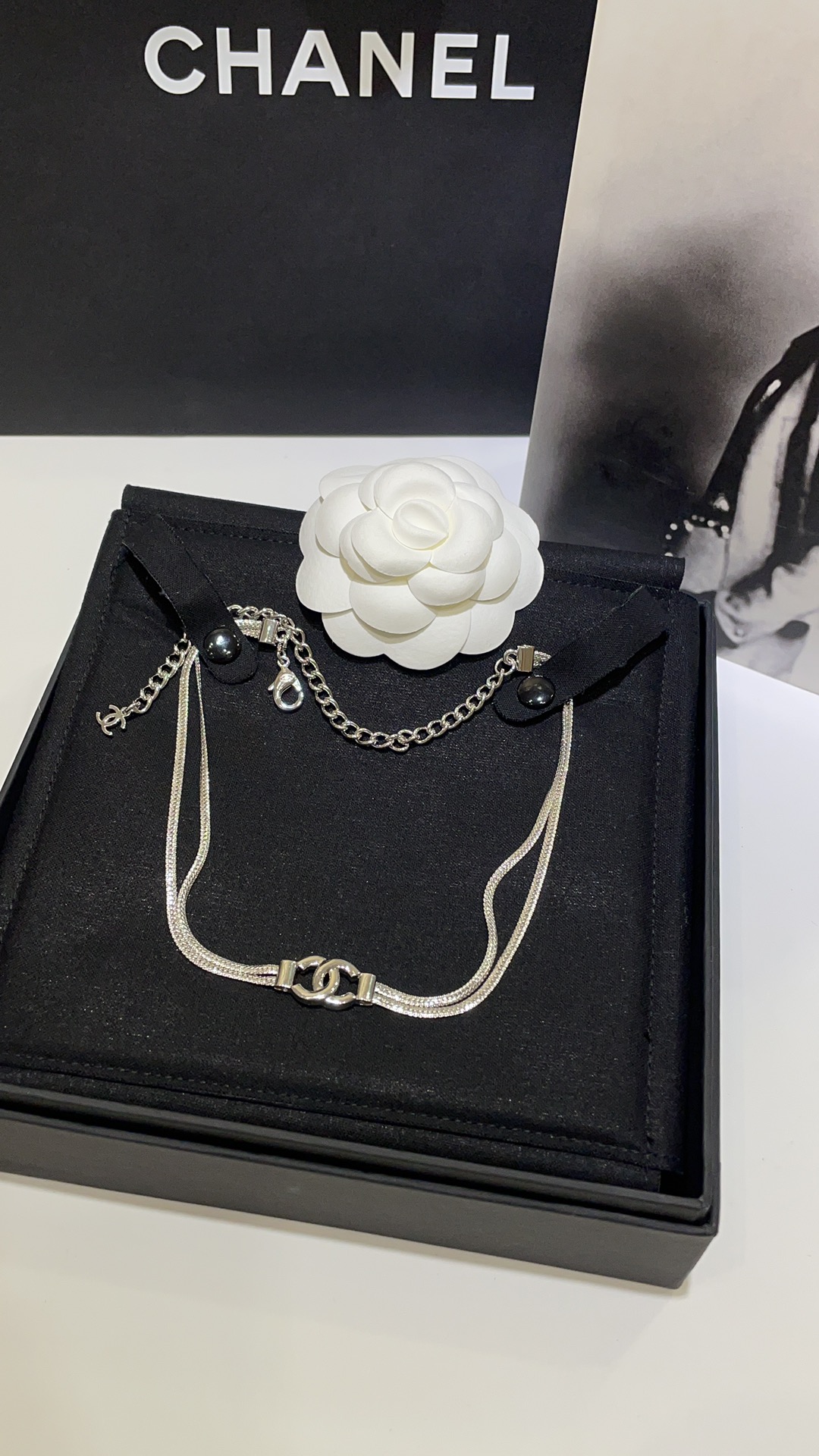 NO:634036,88180, arrived today to buy yb 24B new silver double C snake bone chain double layer necklace choker. The double layer design of snake bone chain has a stacking effect. It is a dressing artifact. The simpler, the more fashionable. The high-end silver has a y2k hot girl feel. Exclusively purchased from yb customized. The same brass material, necklace, Cartier high-end jewelry1986090988180,今日到货购入yb 24B新款银色双C蛇骨链双层项链choker 蛇骨链双层设计自带叠戴效果 穿搭神器 越简单越时髦高级银色很有y2k辣妹感 独家购入yb定制 一致黄铜材质,,necklace,卡迪亚高端饰品,Jewelry