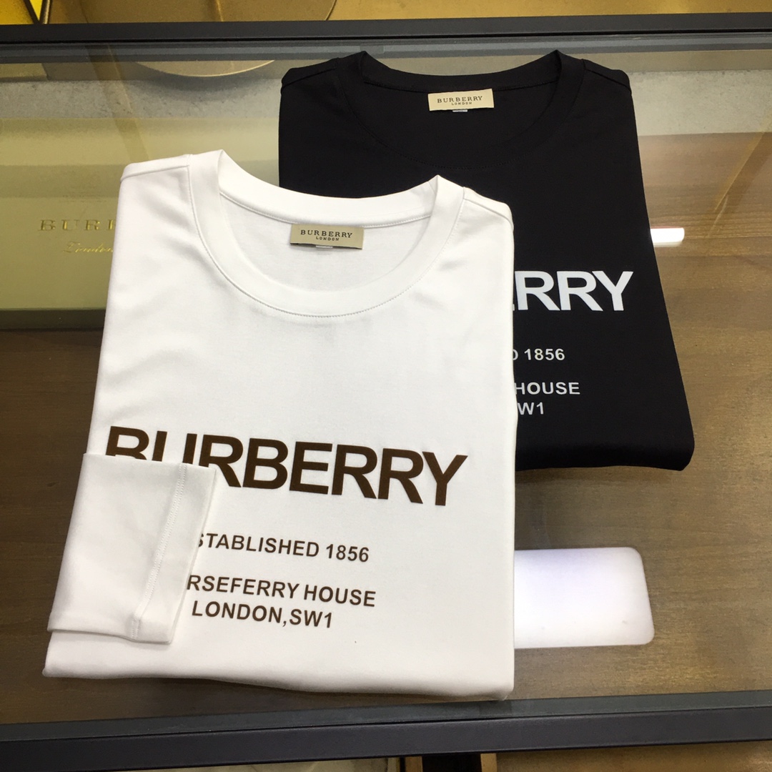 NO:596729,New product launch [Burebr...y] New product in the autumn and winter counters, casual long-sleeved T-shirt [single wear as a base layer], product from a top trading company, heavy-duty high-end products, Italian origin, perfect and first-rate product!  A single product with a strong sense of craftsmanship and logo design, which brings fashion aesthetics to the extreme. It is quite artistic and made of customized imported high-grade mercerized cotton material!  The fabric is soft and comfortable!  The details are designed in place, the construction is very unique and clever, the whole body is clean and neat, the lines are simple and elegant. It can be worn alone or as a base layer!  Color: White Black Size: M-5XL [Please state your height and weight when placing an order], burberry, tees, t-shirt, alexander wang19860909新品上市【Burebr...y】 秋冬季专柜新品 休闲长袖T恤【单穿打底】,顶级贸易公司货,重磅高端尖品,意大利原产 品相完美一流！工艺logo设计感超强的一款单品,将时装美学发挥到极致,相当有意境,定制进口高级丝光棉材质！面料柔软舒适！细节设计到位,非常别致巧妙的构建,通体干净利落,线条感简洁大方.单穿打底皆宜！ 颜色:白色 黑色 码数:M-5XL【下单请报身高体重】,,burberry,tees，t-shirt,alexander wang,Men's clothing