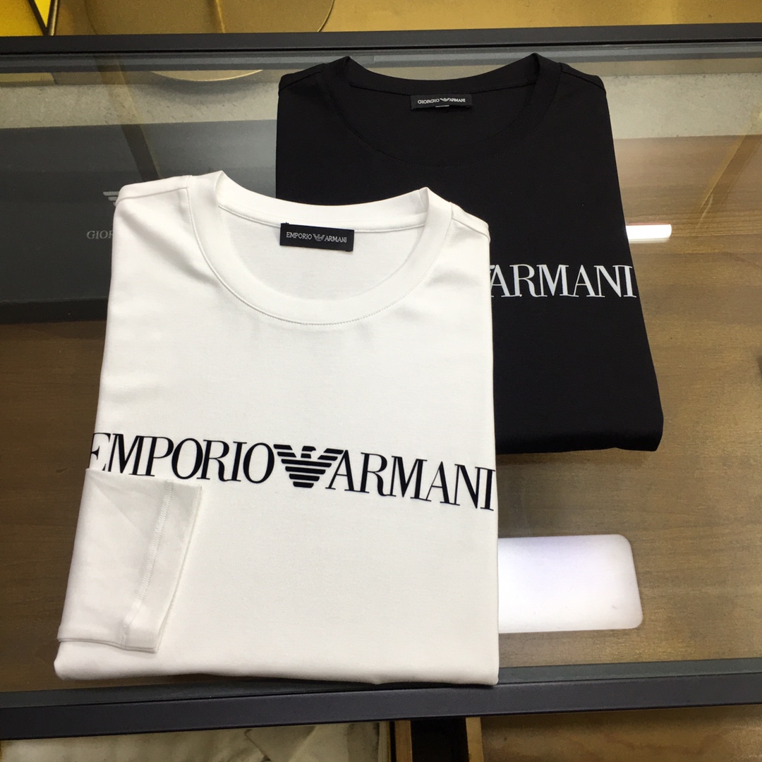 NO:596727,New product launch [Aman...i] New product in the autumn and winter counters, casual long-sleeved T-shirt [single wear as a base layer], products from top trading companies, heavyweight high-end products, Italian origin, perfect and first-class appearance!  A single product with a strong sense of craftsmanship and logo design, which brings fashion aesthetics to the extreme. It is quite artistic and made of customized imported high-grade mercerized cotton material!  The fabric is soft and comfortable!  The details are designed in place, the construction is very unique and clever, the whole body is clean and neat, the lines are simple and elegant. It can be worn alone or as a base layer!  Color: White Black Size: M-5XL [Please state your height and weight when placing an order], tees, t-shirt, alexander wang19860909新品上市【Aman...i】 秋冬季专柜新品 休闲长袖T恤【单穿打底】,顶级贸易公司货,重磅高端尖品,意大利原产 品相完美一流！工艺logo设计感超强的一款单品,将时装美学发挥到极致,相当有意境,定制进口高级丝光棉材质！面料柔软舒适！细节设计到位,非常别致巧妙的构建,通体干净利落,线条感简洁大方.单穿打底皆宜！ 颜色:白色 黑色 码数:M-5XL【下单请报身高体重】,,tees，t-shirt,alexander wang,Men's clothing