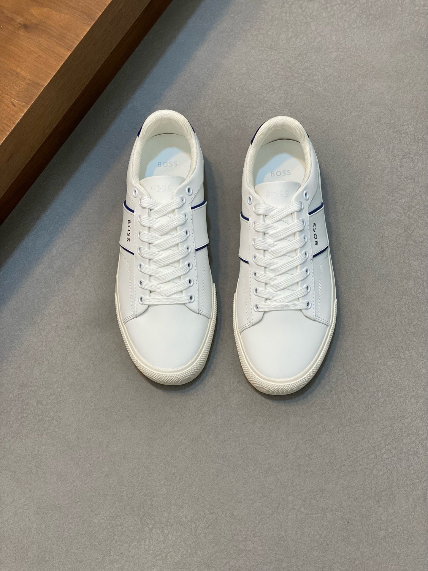 NO:217824,Brand BOSS original color matching, size 39-44 customized 38.45 Price Material BOSS low-top sneakers This sneaker is made of cowhide material, the tongue is made of branded straps, showing interesting brand characteristics. The rubber sole is based on interwoven letter patterns, and the back trim is designed with calfskin air compressor logo., BOOS casual shoes, sneakers, cowhide19860909品牌BOSS 颜色原版配色 码数39-44定做38.45 价格 材质BOSS低帮运动鞋 这款运动鞋精选牛皮材质制作,鞋舌以品牌饰带饰边,展现趣味品牌特色.橡胶鞋底以交织字母图案为基础,后饰片则采用小牛皮空压logo设计.,BOOS 休闲鞋,sneakers,cowhide,Men's shoes