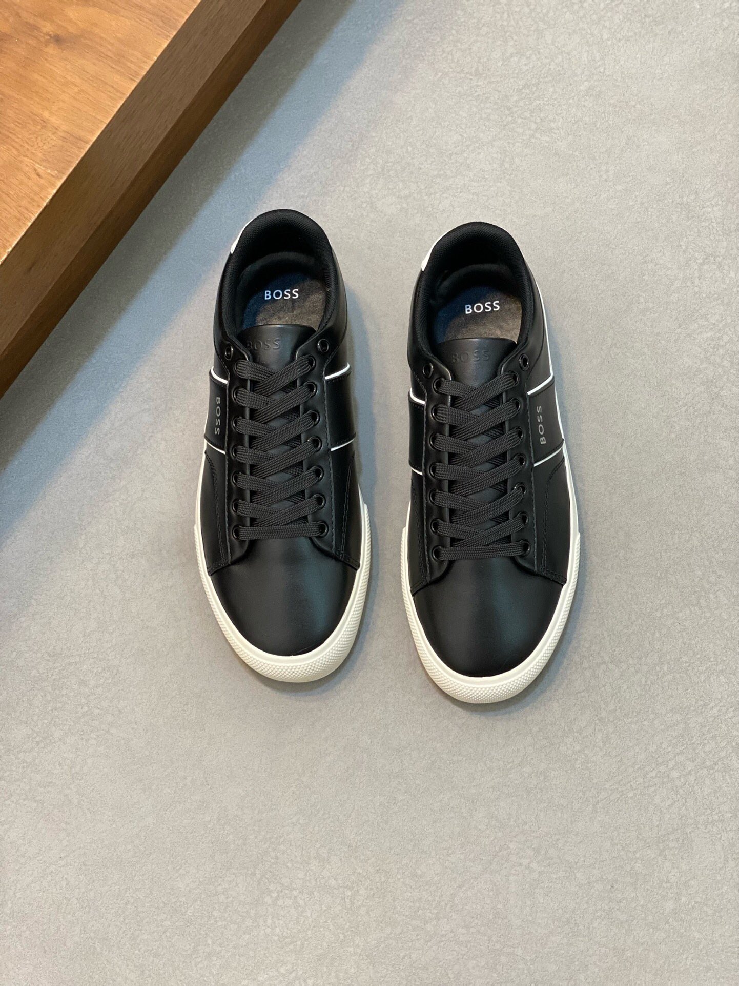 NO:219601,Brand BOSS Color Original Color Number 39-44 Customized 38.45 Price Material BOSS Low Top Sneakers This sneaker is made of calfskin, with the tongue trim with branded straps to show interesting brand characteristics. The rubber sole is based on interwoven letter patterns, and the rear trim is designed with calfskin air compressor logo., BOOS casual shoes, sneakers, cowhide19860909品牌BOSS 颜色原版配色 码数39-44定做38.45 价格 材质BOSS低帮运动鞋 这款运动鞋精选小牛皮材质制作,鞋舌以品牌饰带饰边,展现趣味品牌特色.橡胶鞋底以交织字母图案为基础,后饰片则采用小牛皮空压logo设计.,BOOS 休闲鞋,sneakers,cowhide,Men's shoes