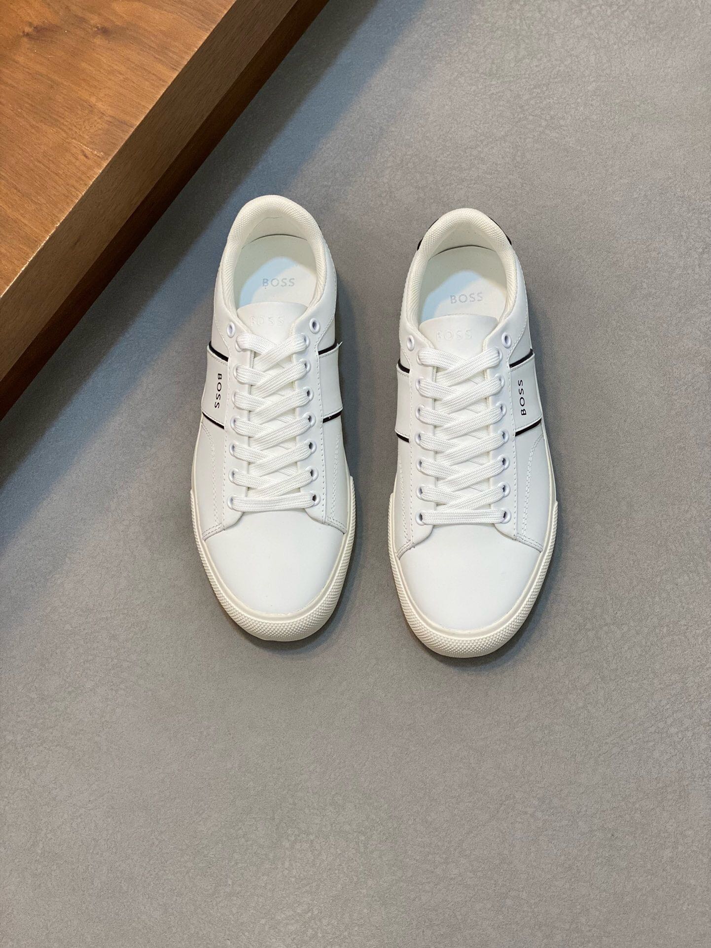 NO:217827,Brand BOSS Color Original Color Number 39-44 Customized 38.45 Price Material BOSS Low Top Sneakers This sneaker is made of calfskin, with the tongue trim with branded straps to show interesting brand characteristics. The rubber sole is based on interwoven letter patterns, and the rear trim is designed with calfskin air compressor logo., BOOS casual shoes, sneakers, cowhide19860909品牌BOSS 颜色原版配色 码数39-44定做38.45 价格 材质BOSS低帮运动鞋 这款运动鞋精选小牛皮材质制作,鞋舌以品牌饰带饰边,展现趣味品牌特色.橡胶鞋底以交织字母图案为基础,后饰片则采用小牛皮空压logo设计.,BOOS 休闲鞋,sneakers,cowhide,Men's shoes