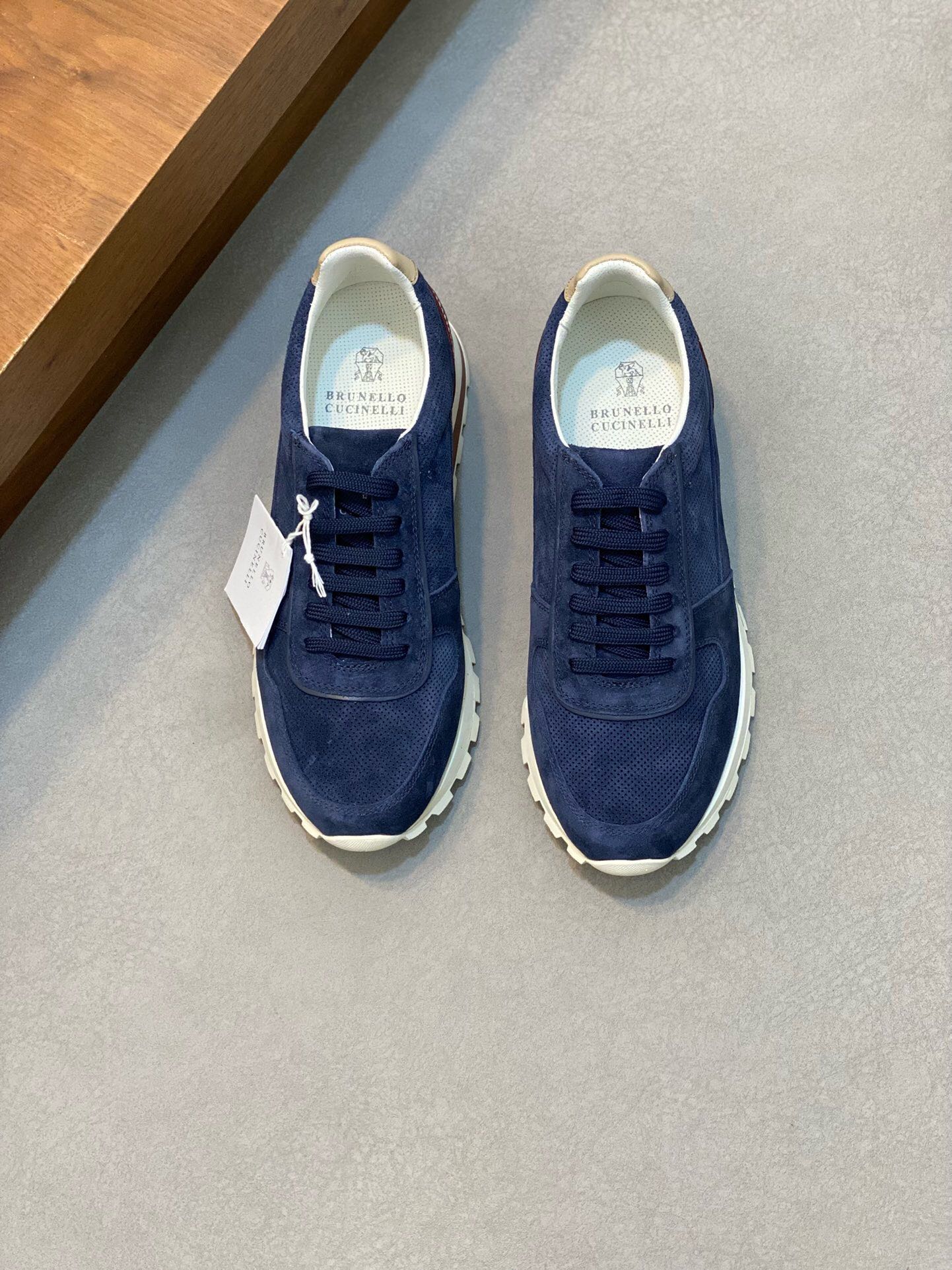 NO:219606,Brand Brunello Cucinelli Color Original Color Code 39-44 Customized 45.46.47 Price Material BC New Style Casual Shoes!  Original single quality This brand is the world's top luxury brand from Italy. The fabric is made of semi-polished full-grain calfskin   suede imported from Italy. The inner layer is a white benzene dyed calfskin inner lining. The brand's special logo movable foot pad is matched with an ultra-light, high elastic and environmentally friendly white IP sole. The personalized logo on the outsole and the unique fine-line groove design, which instantly bursts in luxury!  ,BC casual shoes, brunello cucinelli,cowhide,chamois leather19860909品牌Brunello Cucinelli 颜色原版配色 码数39-44定做45.46.47 价格 材质BC新款 休闲鞋！原单品质此品牌是来自意大利的世界顶级奢侈品牌 面料采用意大利进口半抛光全粒面小牛皮 麂皮,内里是本白色苯染专用小牛皮内里,品牌专用logo活动脚垫,搭配超轻、高弹、环保的本白色IP鞋底,外底上的个性logo和独特的细纹凹槽设计,奢华度瞬间爆棚！,BC休闲鞋,brunello cucinelli,cowhide,chamois leather,Men's shoes