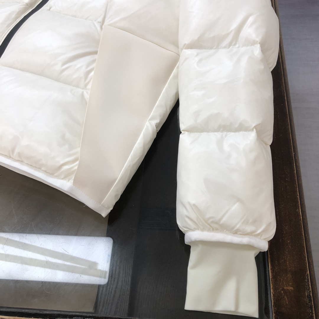 MON*CLER 蒙口 25FW 最新款短款羽绒服、专柜同步上新～秋冬主线系列，利落剪裁打造干练姿态，重