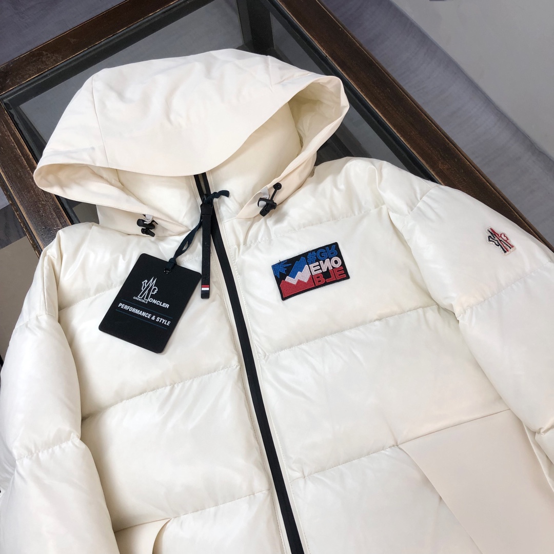 MON*CLER 蒙口 25FW 最新款短款羽绒服、专柜同步上新～秋冬主线系列，利落剪裁打造干练姿态，重
