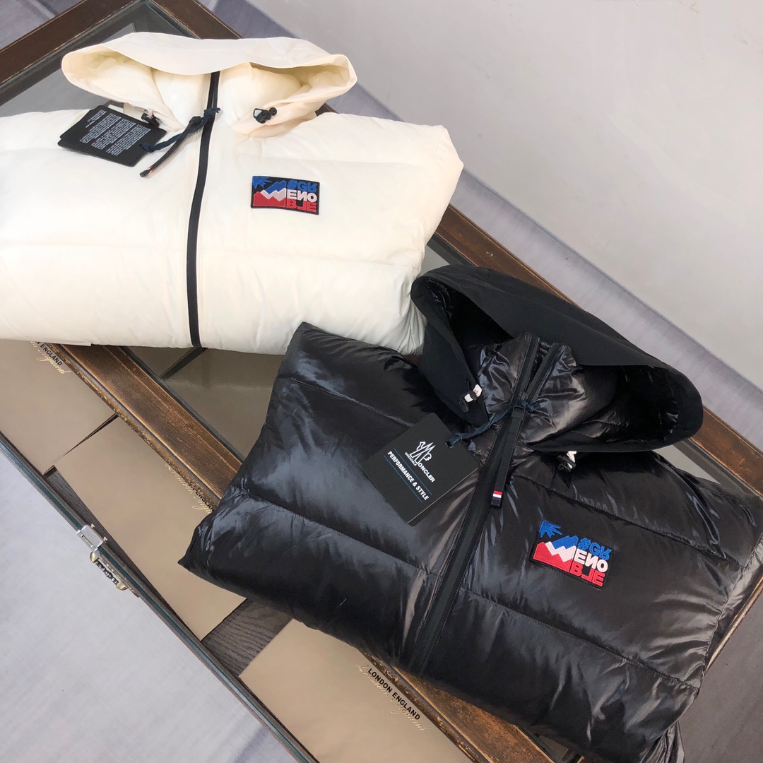 MON*CLER 蒙口 25FW 最新款短款羽绒服、专柜同步上新～秋冬主线系列，利落剪裁打造干练姿态，重