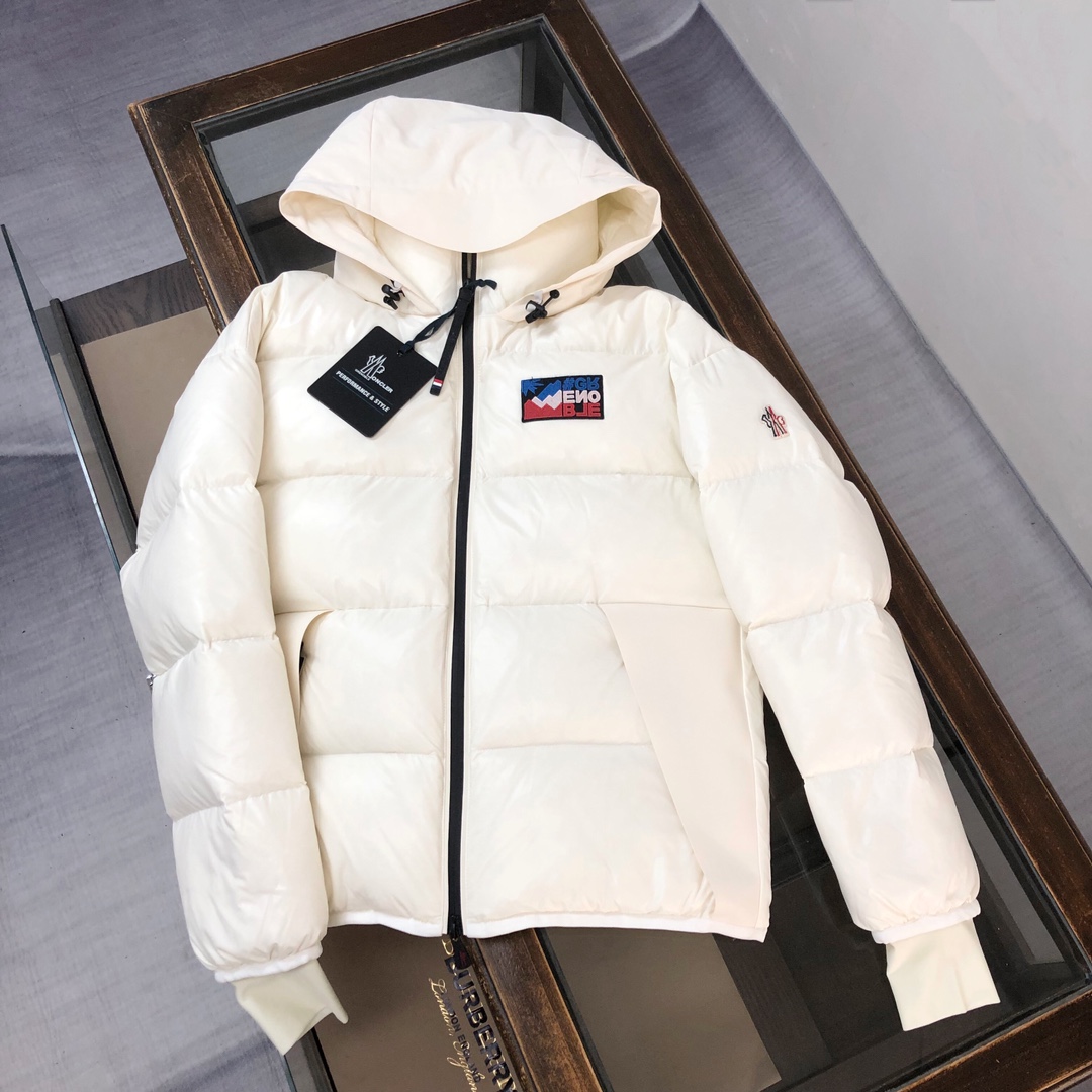 MON*CLER 蒙口 25FW 最新款短款羽绒服、专柜同步上新～秋冬主线系列，利落剪裁打造干练姿态，重