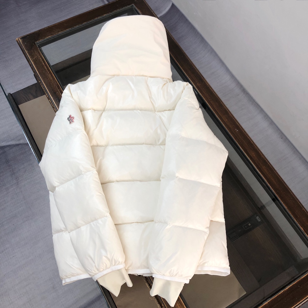 MON*CLER 蒙口 25FW 最新款短款羽绒服、专柜同步上新～秋冬主线系列，利落剪裁打造干练姿态，重