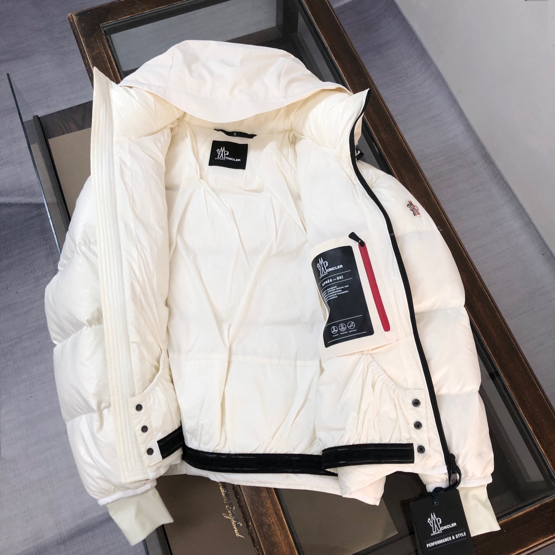 MON*CLER 蒙口 25FW 最新款短款羽绒服、专柜同步上新～秋冬主线系列，利落剪裁打造干练姿态，重