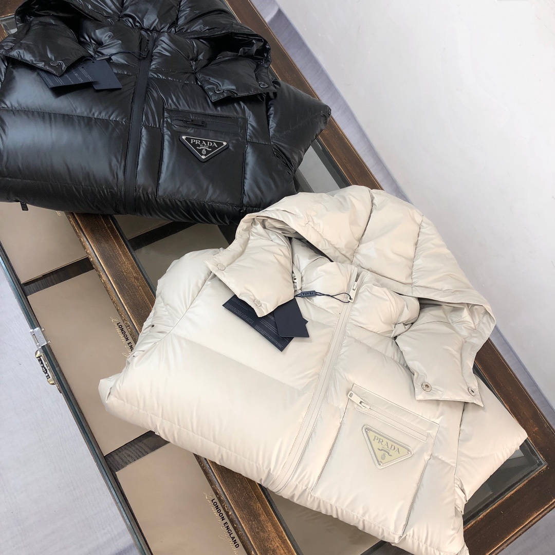 🔥PRADA 普拉达 2025秋冬最新款亮面羽绒服!前胸口袋饰有品牌独特△三角金属铁标徽章😎甄选客供10