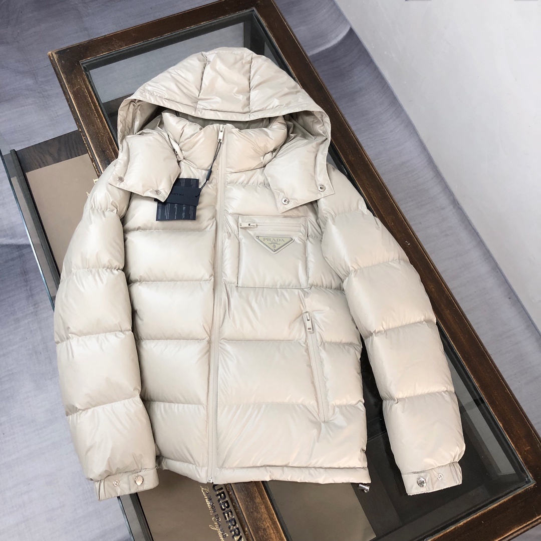 🔥PRADA 普拉达 2025秋冬最新款亮面羽绒服!前胸口袋饰有品牌独特△三角金属铁标徽章😎甄选客供10