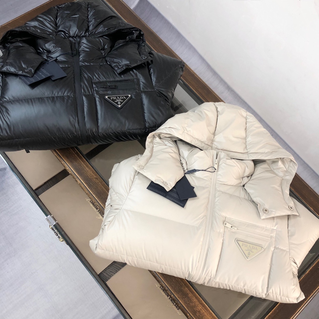 🔥PRADA 普拉达 2024秋冬最新款亮面羽绒服!前胸口袋饰有品牌独特△三角金属铁标徽章😎甄选客供10