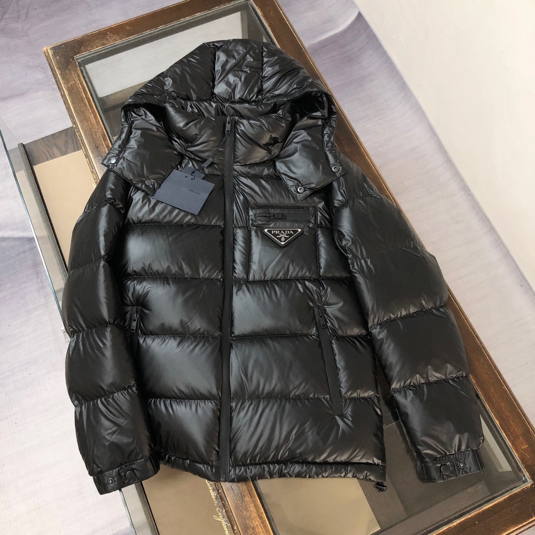 🔥PRADA 普拉达 2024秋冬最新款亮面羽绒服!前胸口袋饰有品牌独特△三角金属铁标徽章😎甄选客供10