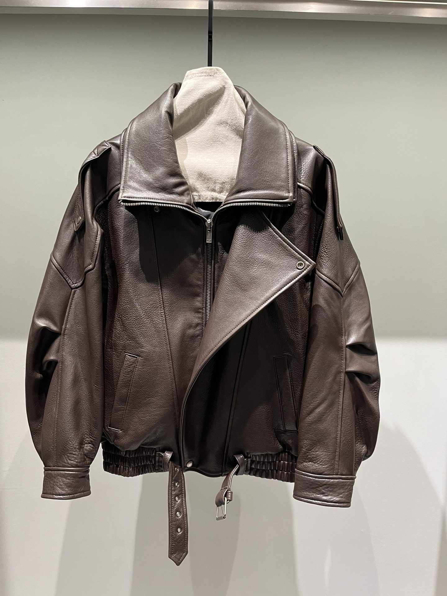 NO:755040,Saint Laurent counter popular leather jacket, imported pure sheepskin foam, each grain will be different, so the texture of each piece will be different, the natural foam leather is very fleshy, thick, soft and stylish, with original hardware., Saint Laurent - clothing, saint laurent, leather jacket, sheepskin,19860909圣罗兰专柜爆款皮衣,进口纯正羊皮发泡,每一张纹路会有不同,所以每一件的纹理也会有不同,很自然的泡感皮料非常有肉感,厚实软糯有型,搭配原版五金.,圣罗兰-服装,saint laurent,leather jacket,sheepskin,,Women's clothing