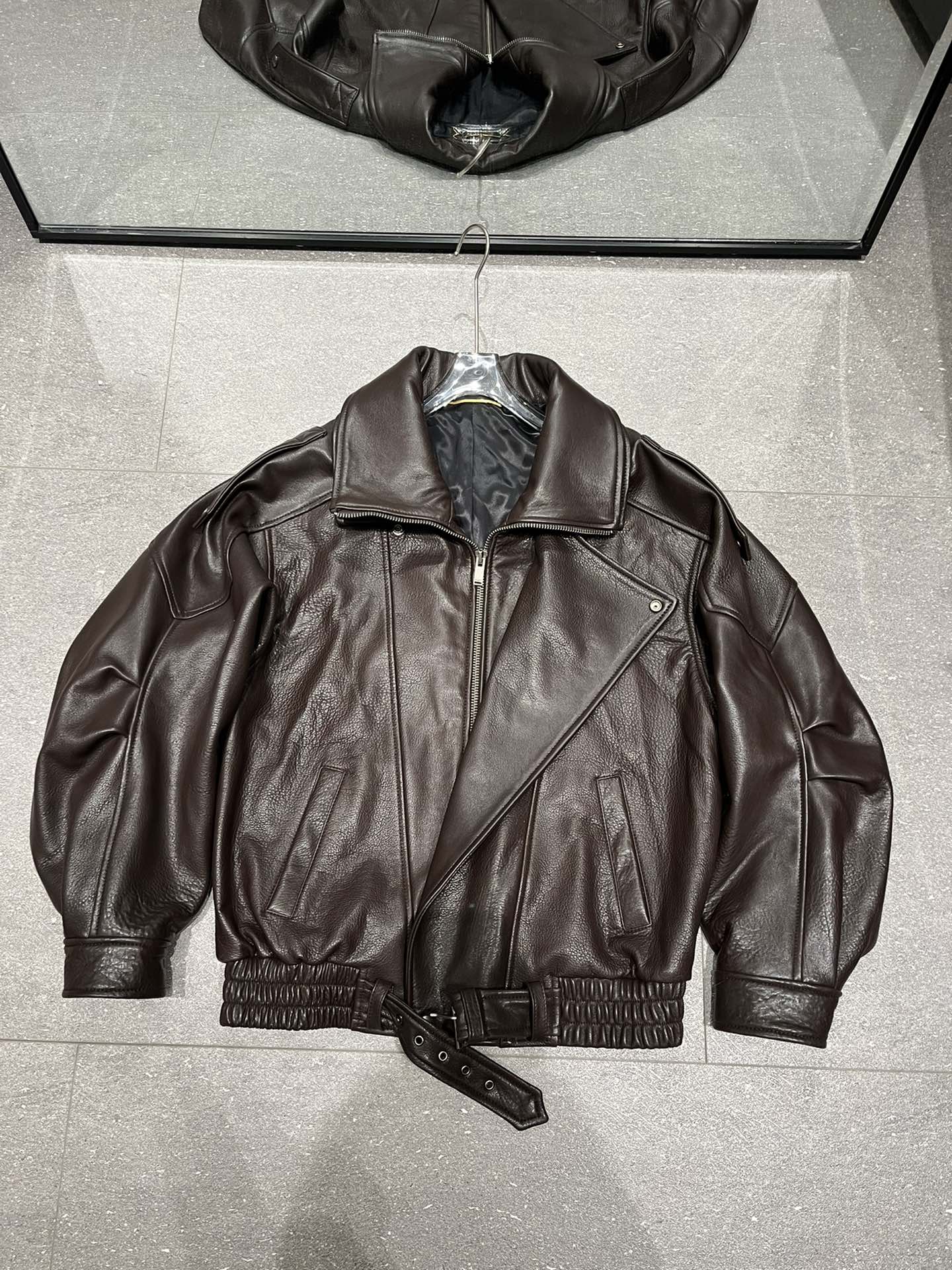 NO:755048,Saint Laurent counter popular leather jacket, imported pure sheepskin foam, each grain will be different, so the texture of each piece will be different. The natural foamed leather is very fleshy, thick, soft and stylish, with original hardware. Large version, the leather is super textured, Saint Laurent - clothing, saint laurent, leather jacket, sheepskin,19860909圣罗兰专柜爆款皮衣,进口纯正羊皮发泡,每一张纹路会有不同,所以每一件的纹理也会有不同,很自然的泡感皮料非常有肉感,厚实软糯有型,搭配原版五金. 大阔版,皮料超有质感,圣罗兰-服装,saint laurent,leather jacket,sheepskin,,Women's clothing
