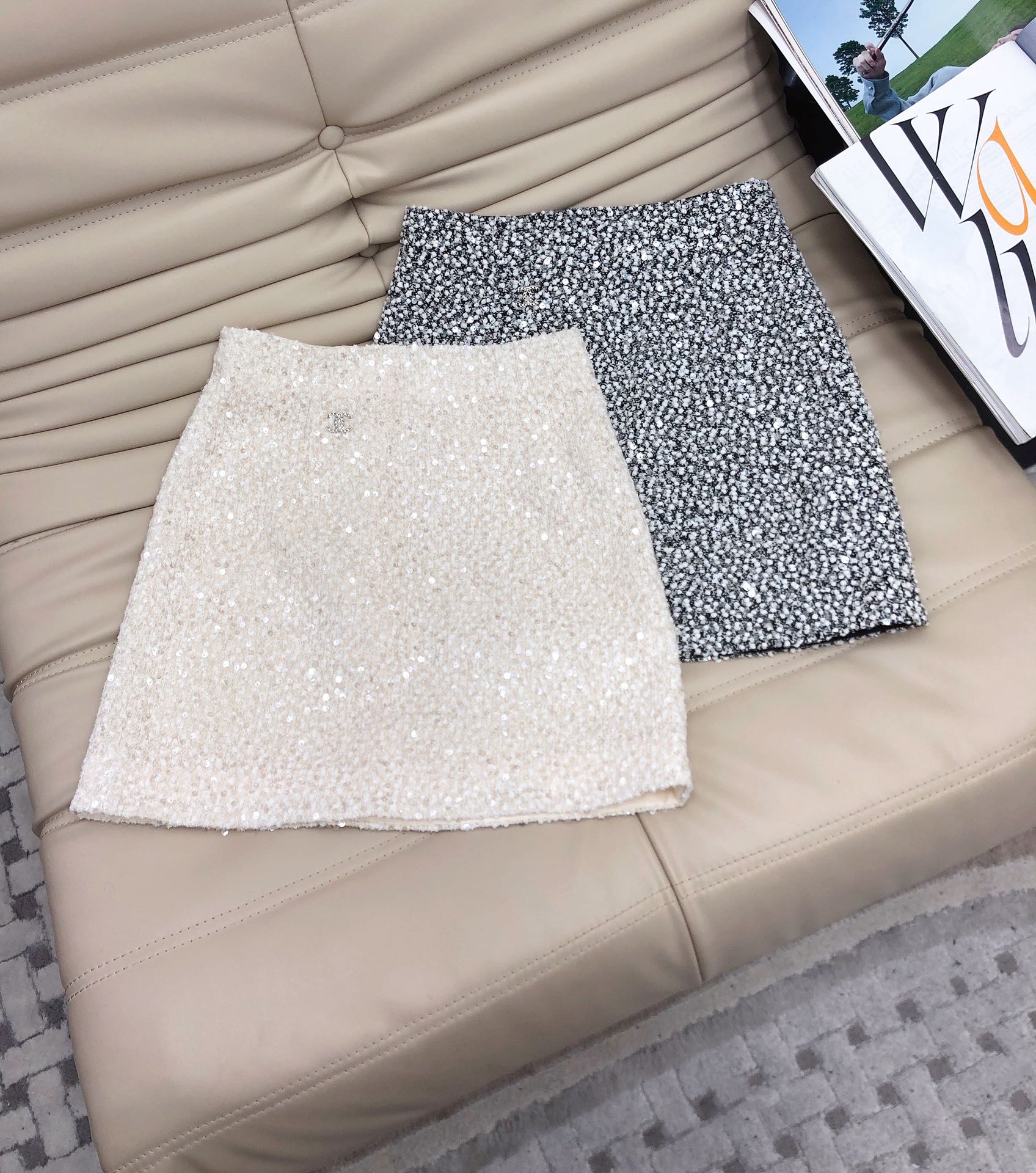 NO:626881,Exclusive first release of three-dimensional velvet sequined puff sleeve top and high-waisted skirt. Two-piece suit. Three-dimensional tailoring. Highlights the beauty of lines. Imported fabric. High gloss. Soft and delicate feel. Anyone can wear it. The whole version is cut YYDS. A set of upper body is very good-looking. Two-color SML.,, skirts, alexander wang19860909独家首发立体绒亮片泡泡袖上衣高腰半裙 两件套 套装 立体剪裁 凸显线条美感 进口面料 光泽度强 手感柔软细腻 谁穿都好看 整个版型剪裁YYDS.一套上身非常好看.两色SML.,,skirts,alexander wang,Women's clothing