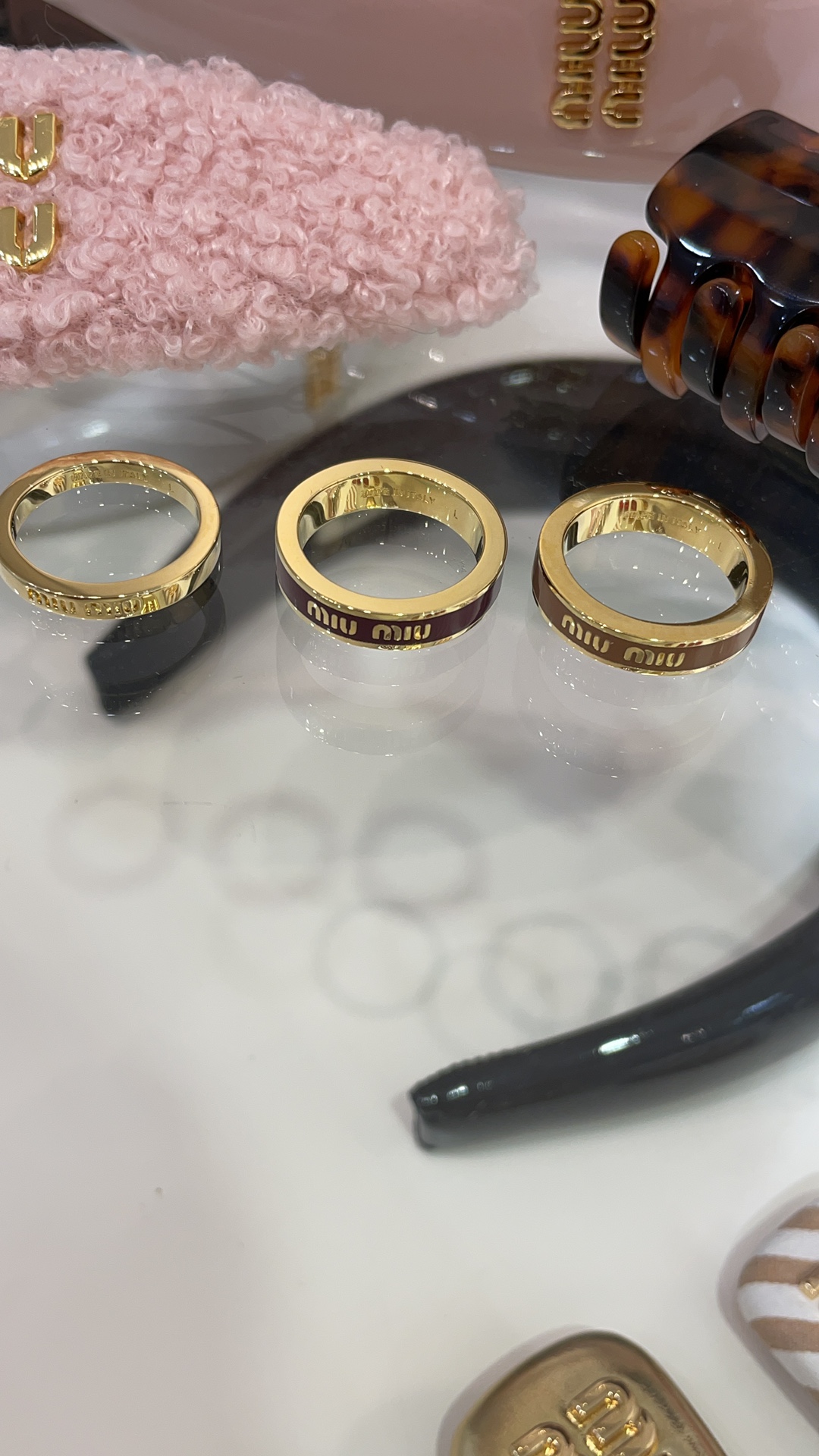 NO:631098,88248, arrived today to buy yb's new three-piece Maillard color letter enamel gold ring set. The Maillard color system is mainly brown, showing a low-key, calm, fashionable and refined temperament. A set contains three rings. Very cost-effective. Exclusively purchased from yb. Customized. Brass material, CNC engraving, size 6-7-8, ring, Cardia high-end jewelry.1986090988248,今日到货购入yb 新款美拉德色系字母珐琅金色戒指套装三件套 以棕褐色为主色调的美拉德色系 展现出低调沉稳又时髦精致的气质 一套包含三个戒指 性价比超高 独家购入yb定制 黄铜材质 cnc刻字 size6-7-8码,,ring,卡迪亚高端饰品,Jewelry