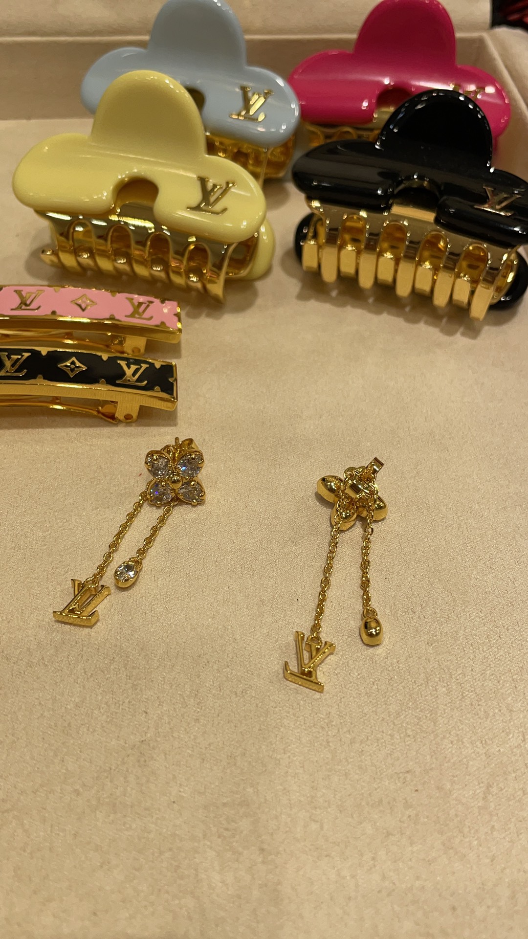 NO:634570,98180, arrived today with two ways to wear it. New full diamond flower small chain tassel gold earrings. The double pendant with oval rhinestone letters is super sweet and elegant. It is highly recognizable. It has the temperament of a wealthy daughter. It can also be worn alone. The classic crystal small flower earrings can be customized in the z version. The same brass material. 5A zircon, Cardia high-end jewelry.1986090998180,今日到货两种佩戴方式  新款满钻花卉小链条流苏金色耳钉 椭圆水钻字母的双吊坠超甜超气质 极具辨识度 非常有富家千金气质 还可以单独佩戴经典水晶小花朵耳钉 z版定制 一致黄铜材质 5A锆石,,卡迪亚高端饰品,Jewelry